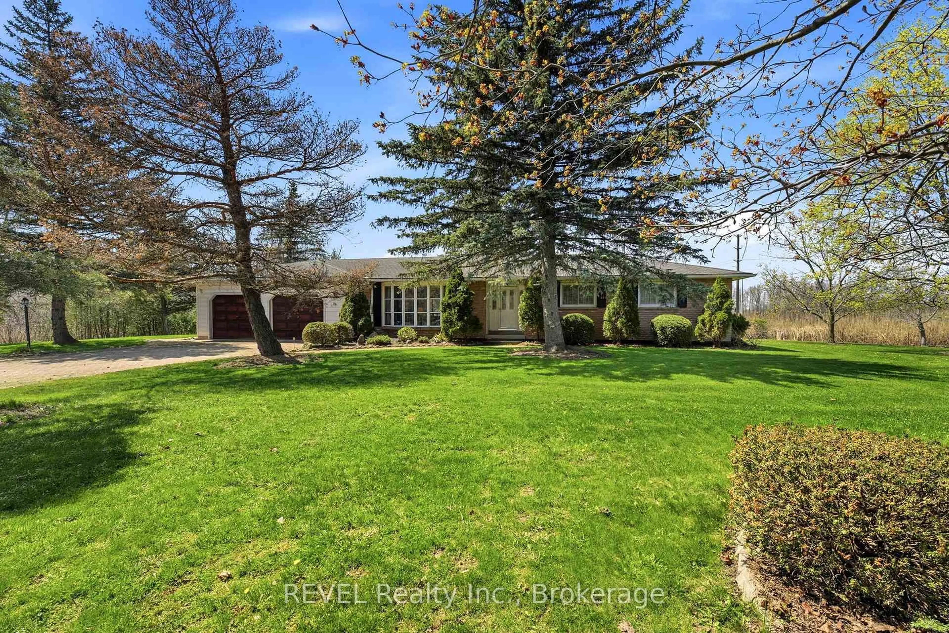 A pic from outside/outdoor area/front of a property/back of a property/a pic from drone, street for 69 Darby Rd, Welland Ontario L3B 5N4