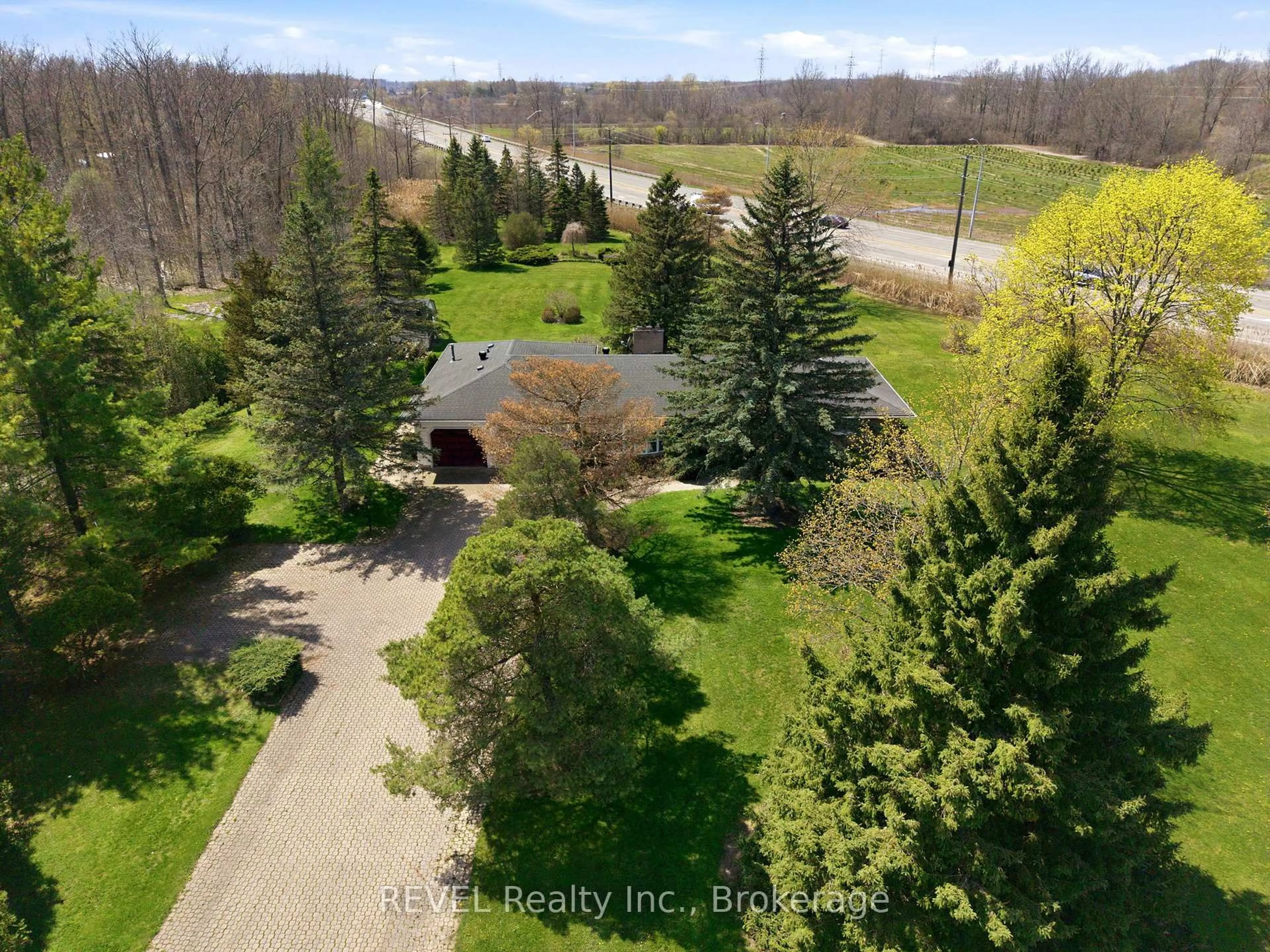 A pic from outside/outdoor area/front of a property/back of a property/a pic from drone, water/lake/river/ocean view for 69 Darby Rd, Welland Ontario L3B 5N4