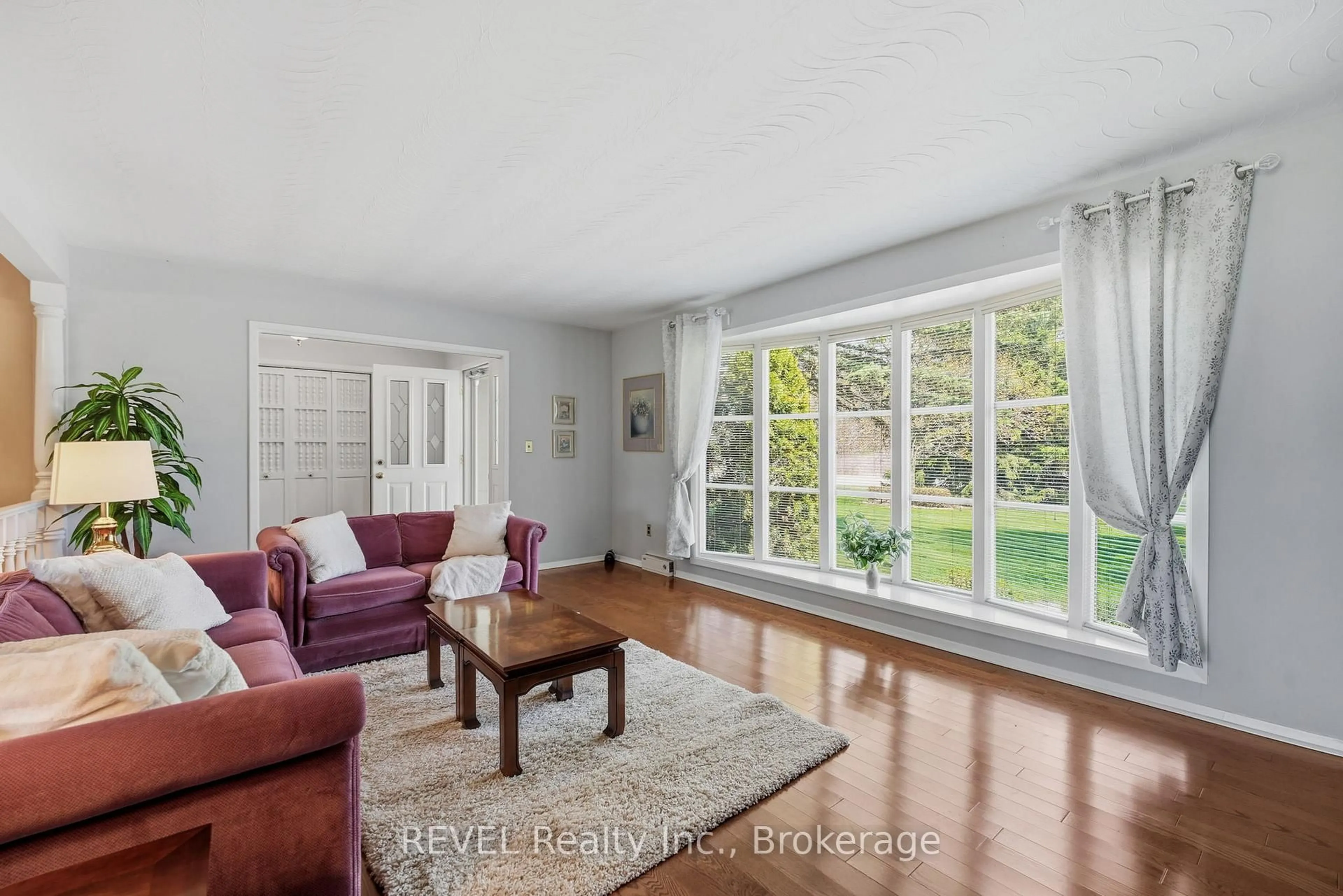 Living room with furniture, unknown for 69 Darby Rd, Welland Ontario L3B 5N4