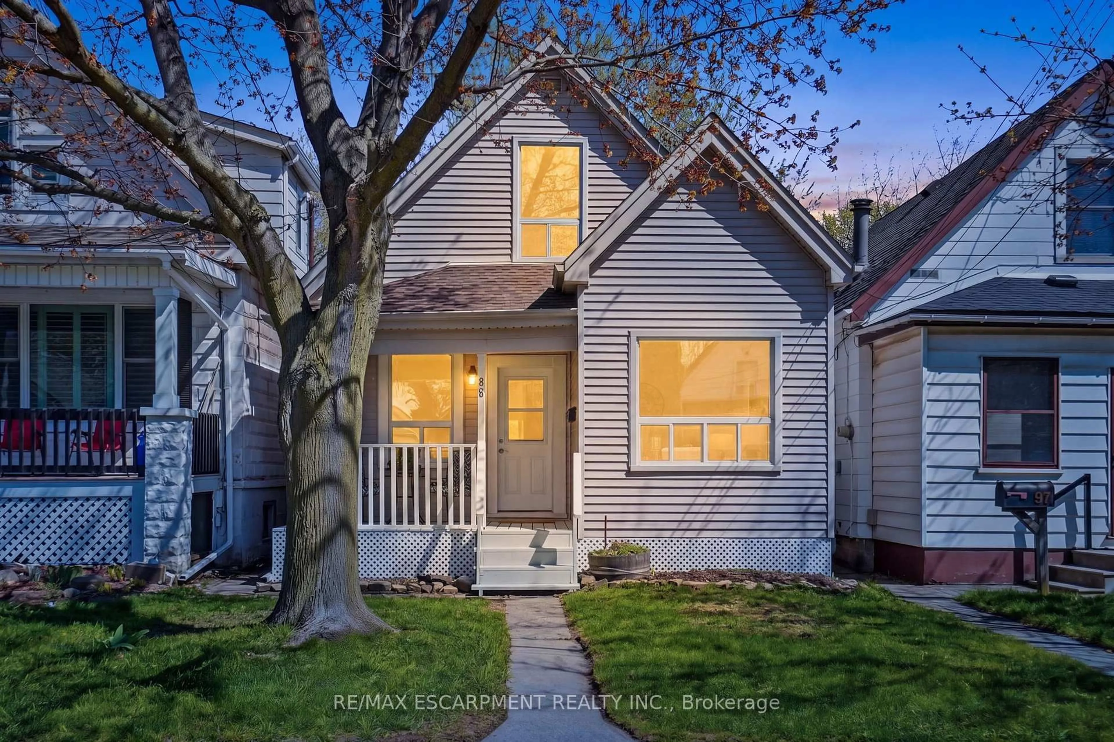 Home with vinyl exterior material, street for 95 East 23rd St, Hamilton Ontario L8V 2W7