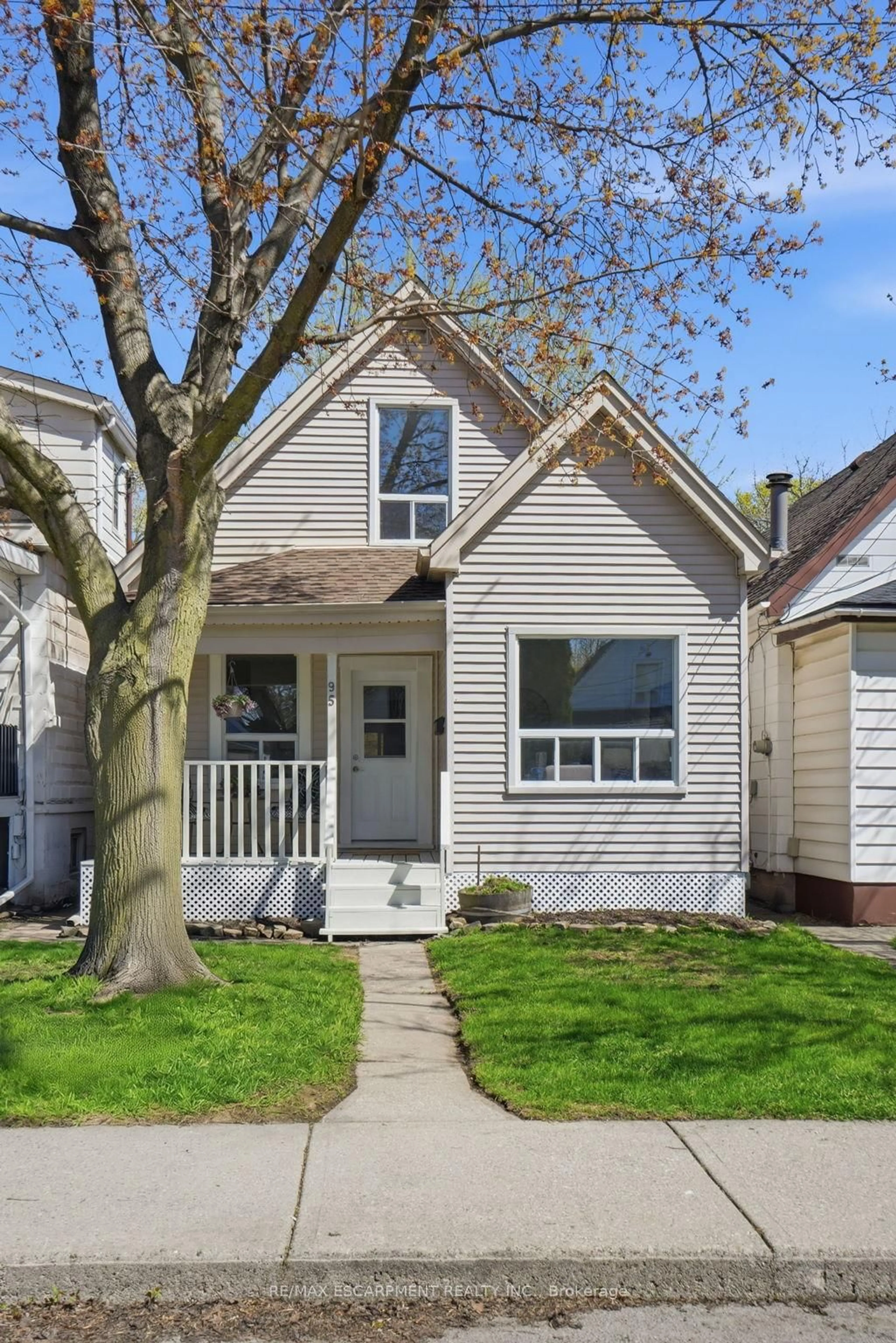 Home with vinyl exterior material, street for 95 East 23rd St, Hamilton Ontario L8V 2W7