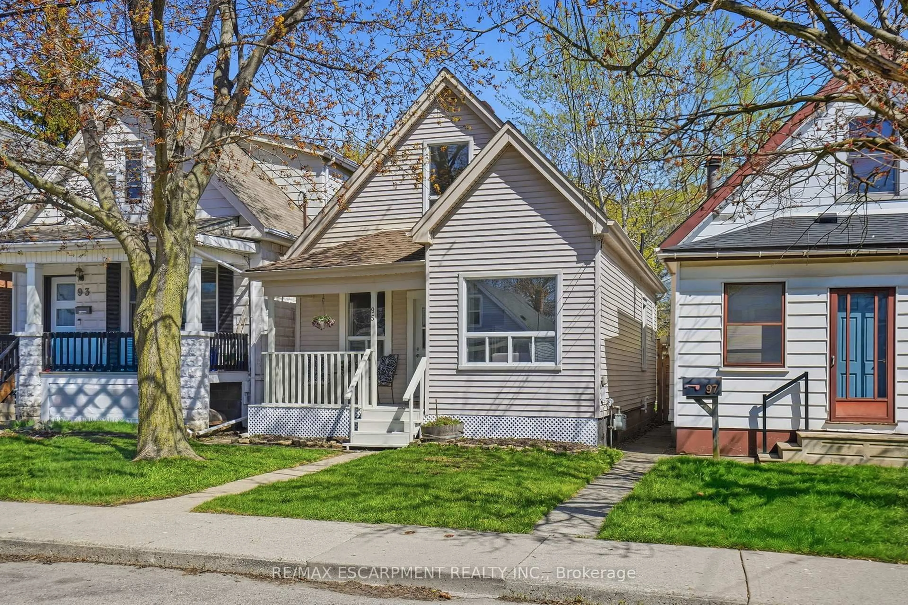 Home with vinyl exterior material, street for 95 East 23rd St, Hamilton Ontario L8V 2W7