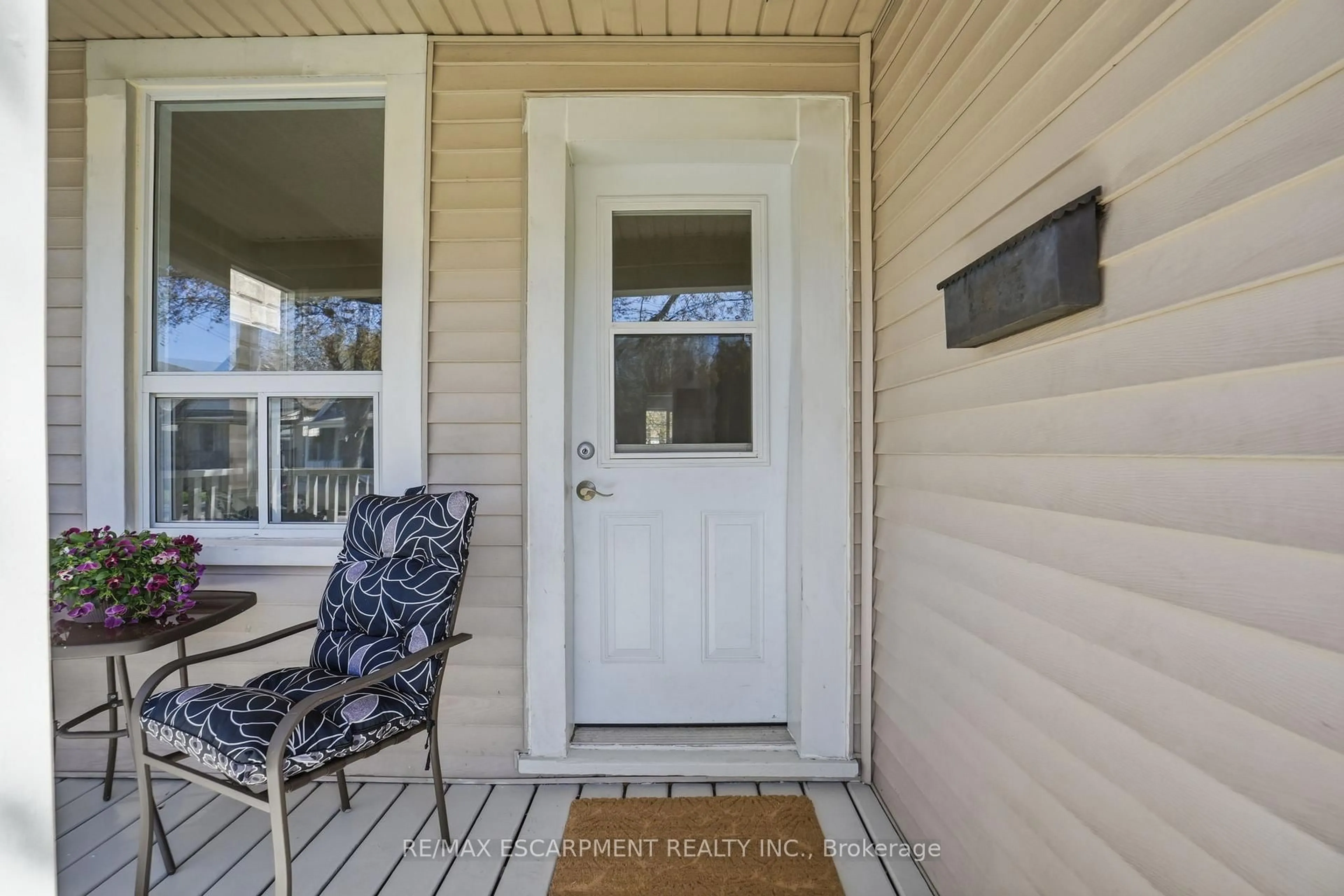 Indoor entryway for 95 East 23rd St, Hamilton Ontario L8V 2W7