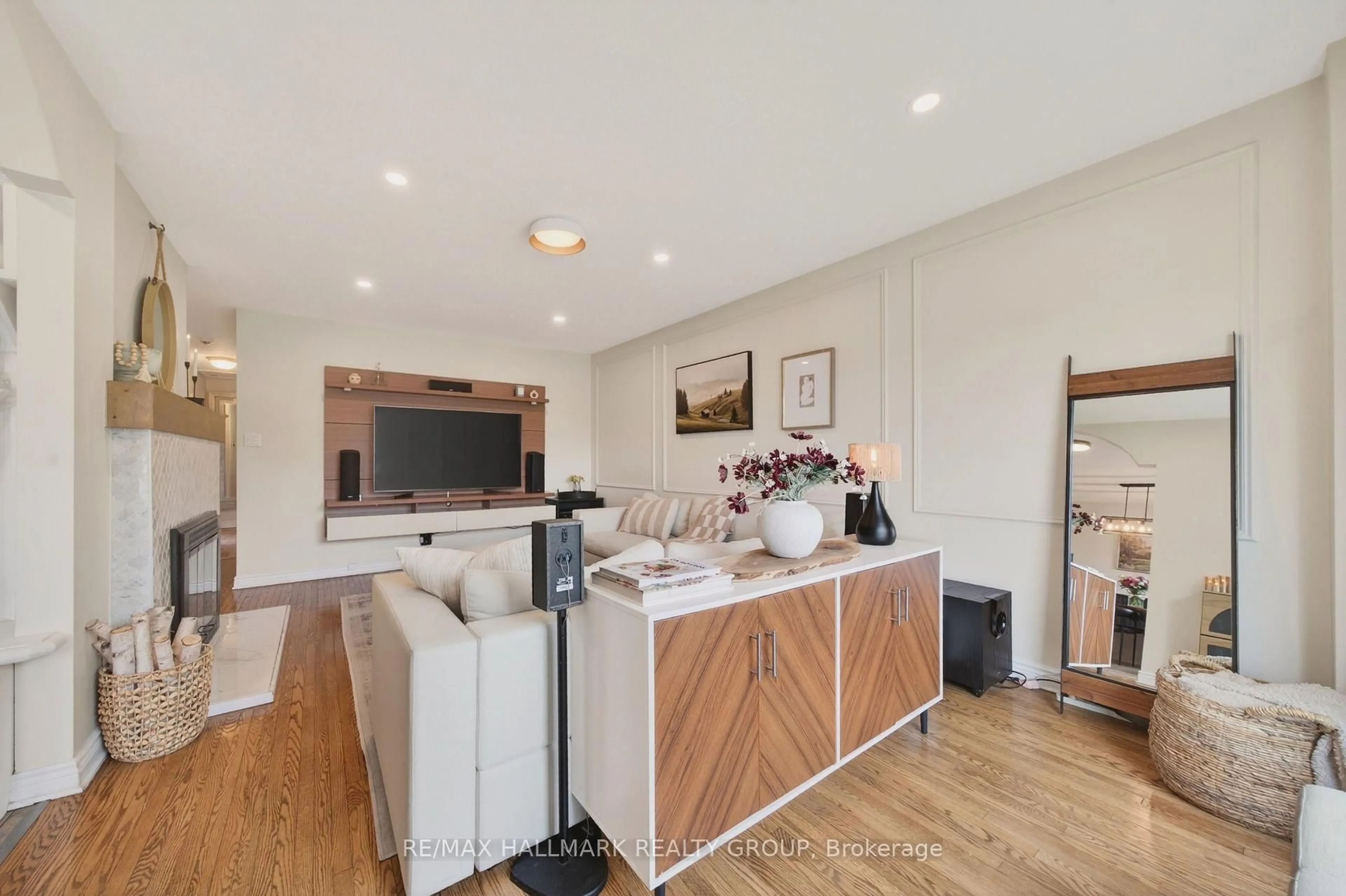 Open concept kitchen, wood/laminate floor for 1081 Foley Ave, Ottawa Ontario K1G 2R4