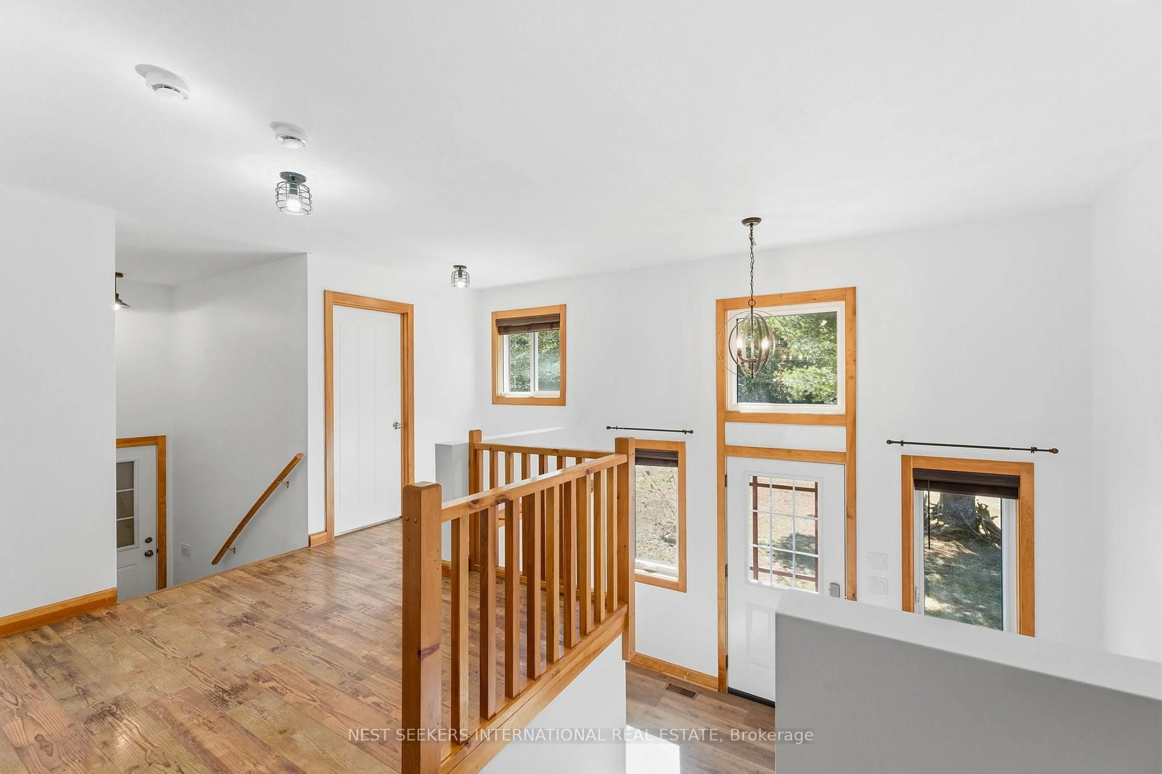 Indoor foyer for 3184 Ravenscliffe Rd, Huntsville Ontario P1H 2J2