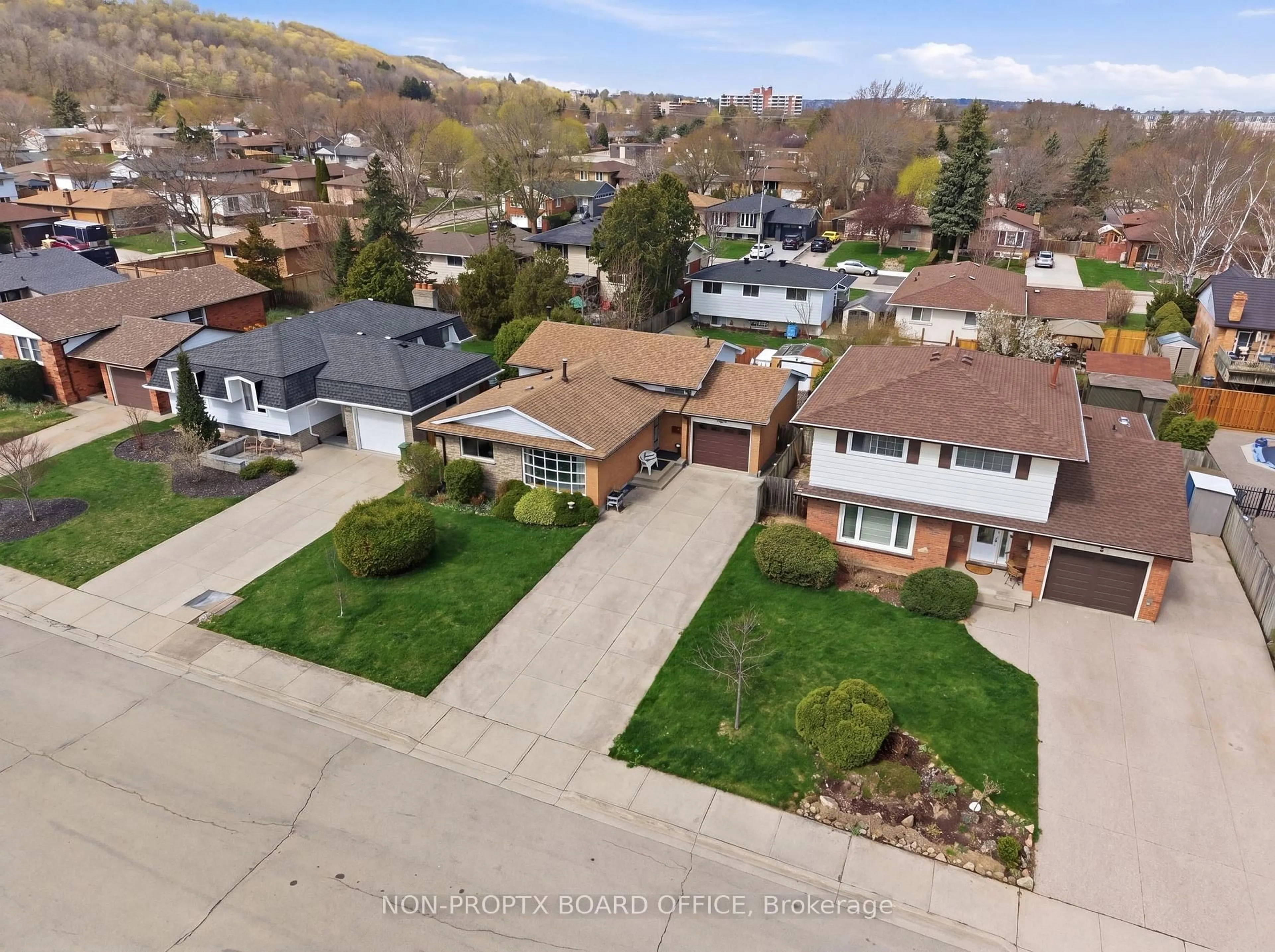 A pic from outside/outdoor area/front of a property/back of a property/a pic from drone, street for 7 Vanderwood Crt, Hamilton Ontario L8G 2Y5