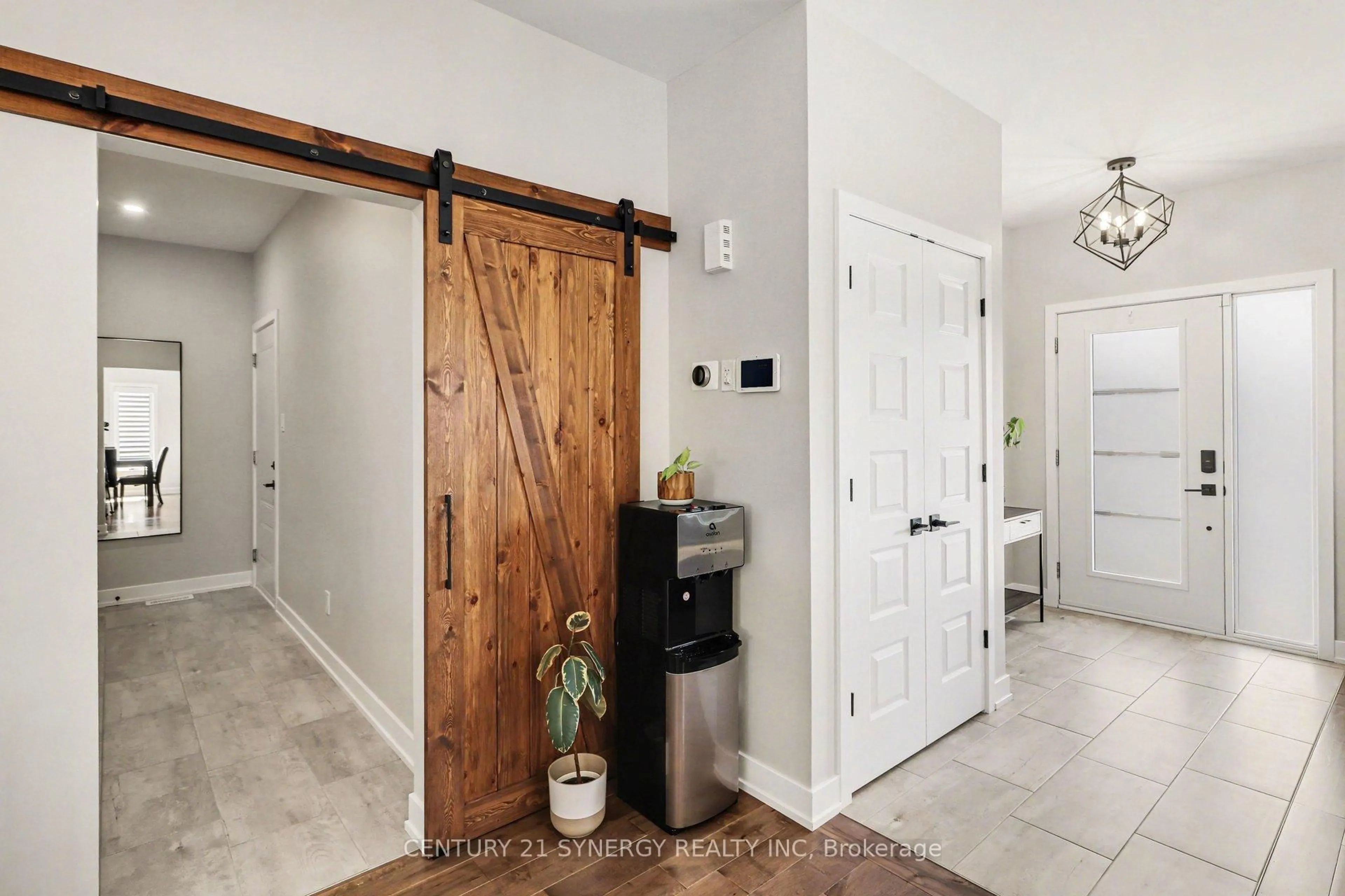Indoor entryway for 25 Sarah St, Casselman Ontario K0A 1M0