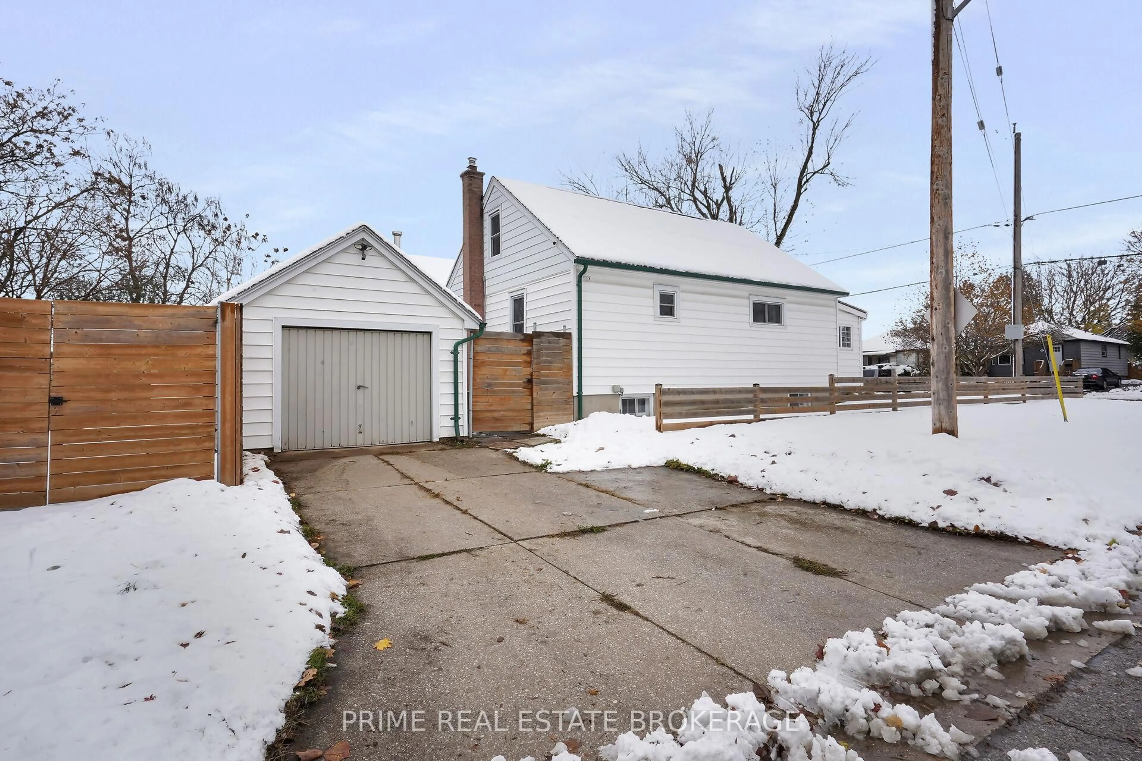 A pic from outside/outdoor area/front of a property/back of a property/a pic from drone, street for 361 Spruce St, London East Ontario N5W 4N9