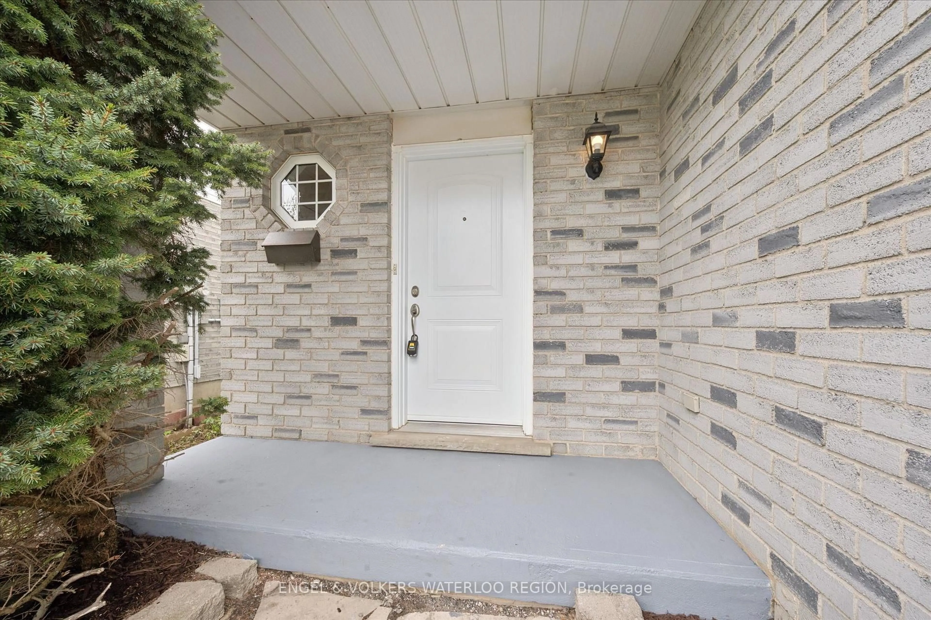Indoor entryway for 30 Beechmanor Cres, Kitchener Ontario N2N 3H5