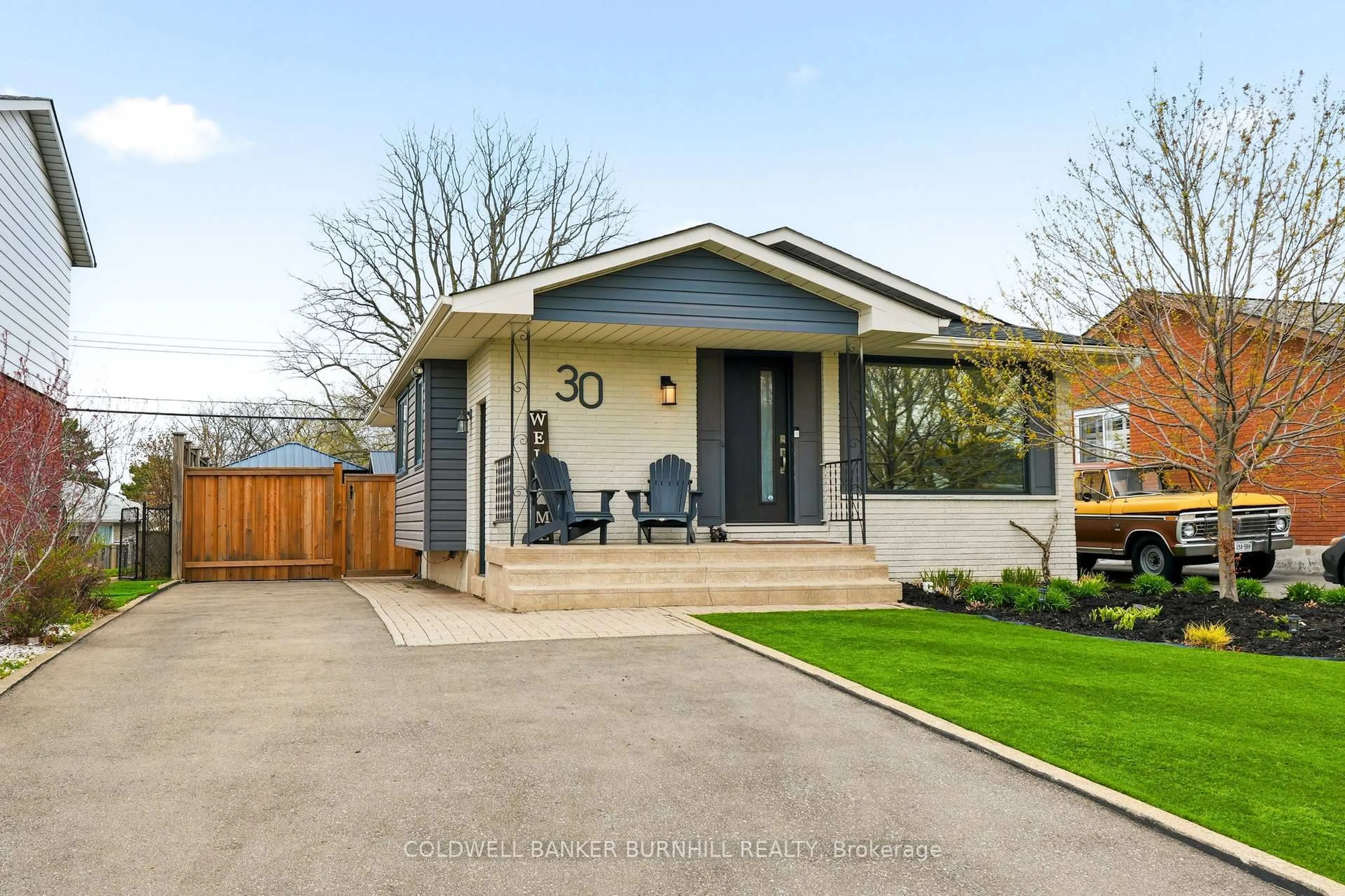 A pic from outside/outdoor area/front of a property/back of a property/a pic from drone, street for 30 Darlington Dr, Hamilton Ontario L9C 2L7