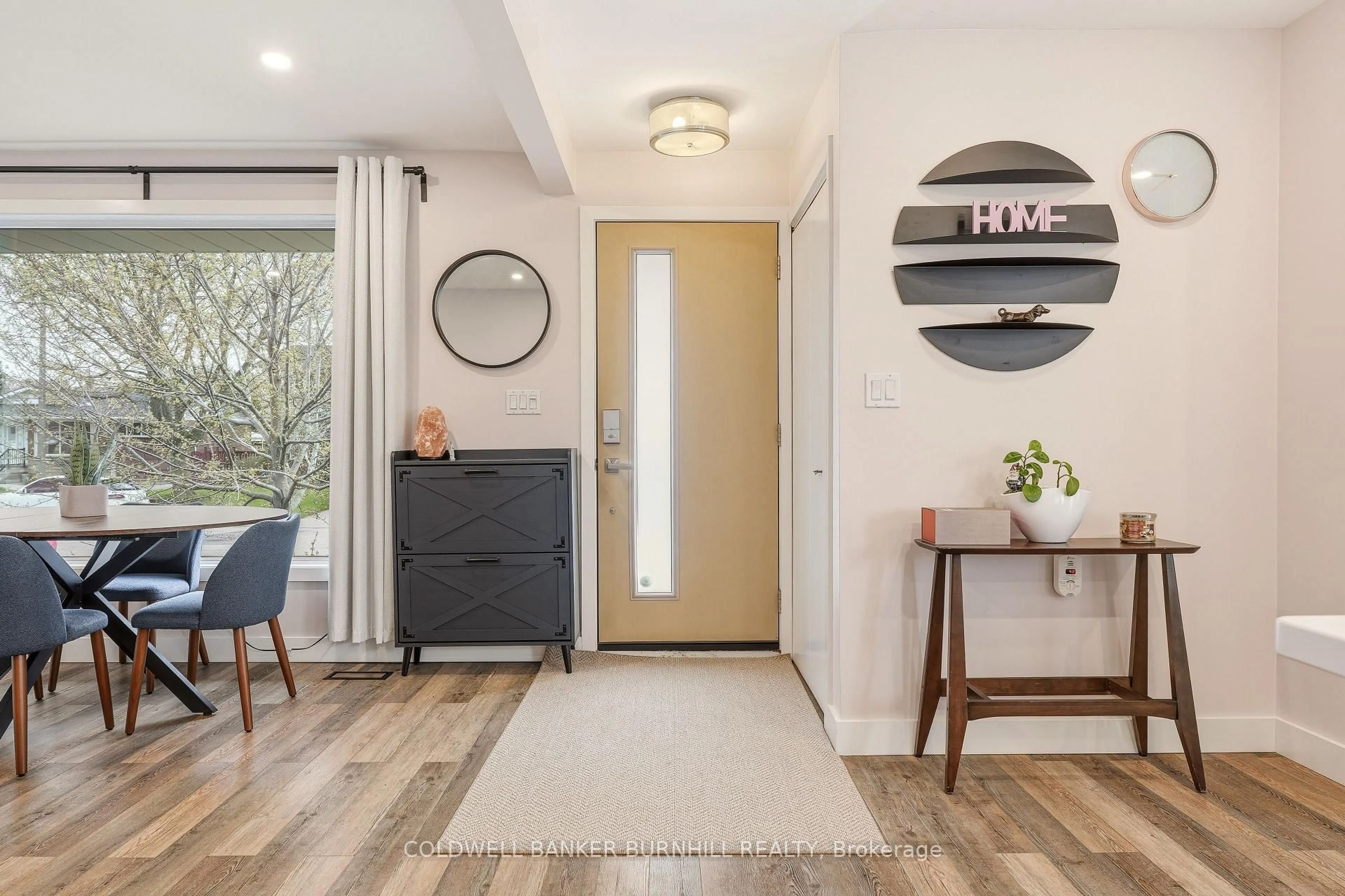 Indoor entryway for 30 Darlington Dr, Hamilton Ontario L9C 2L7