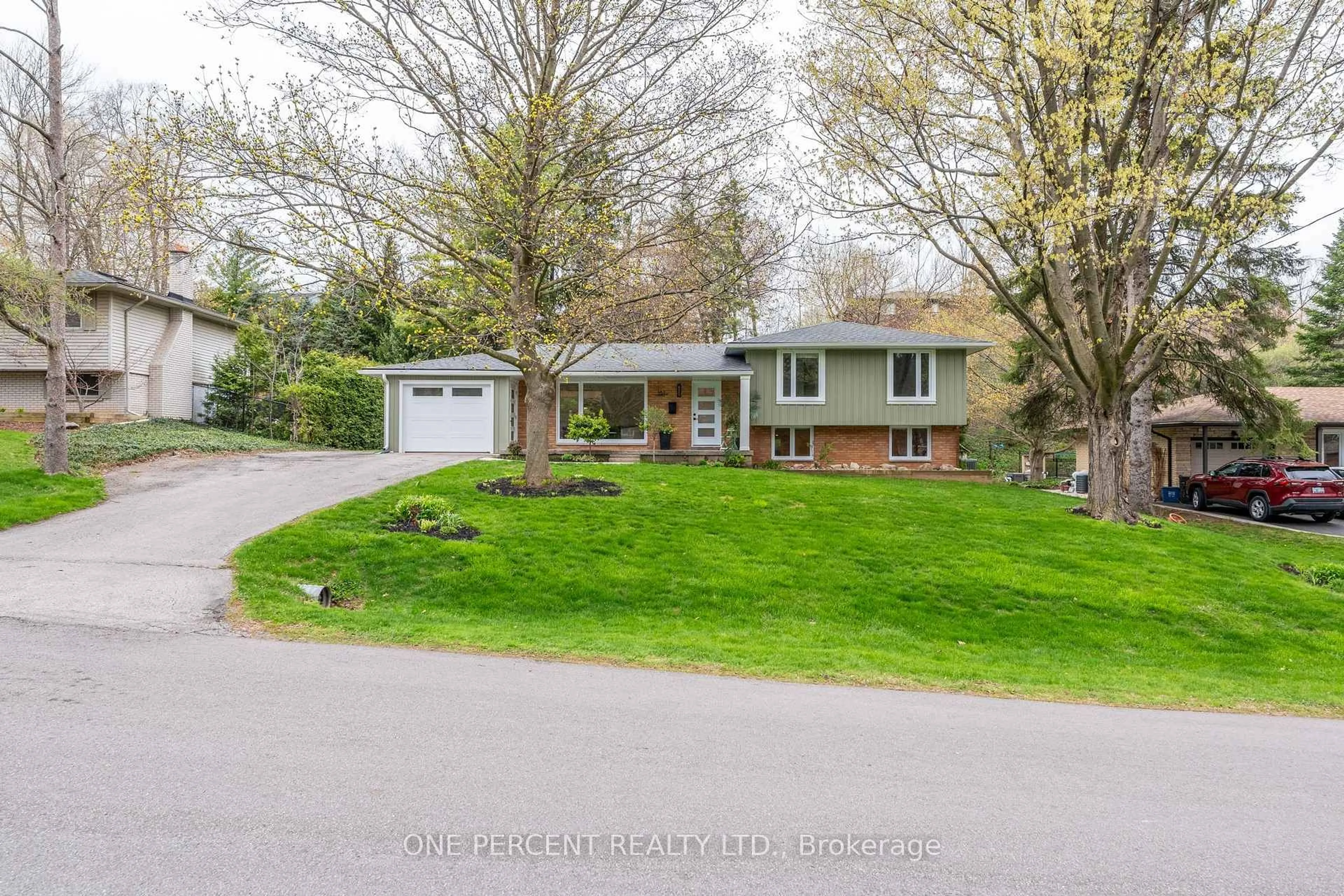 Home with vinyl exterior material, street for 187 Woodview Cres, Hamilton Ontario L9G 1G1