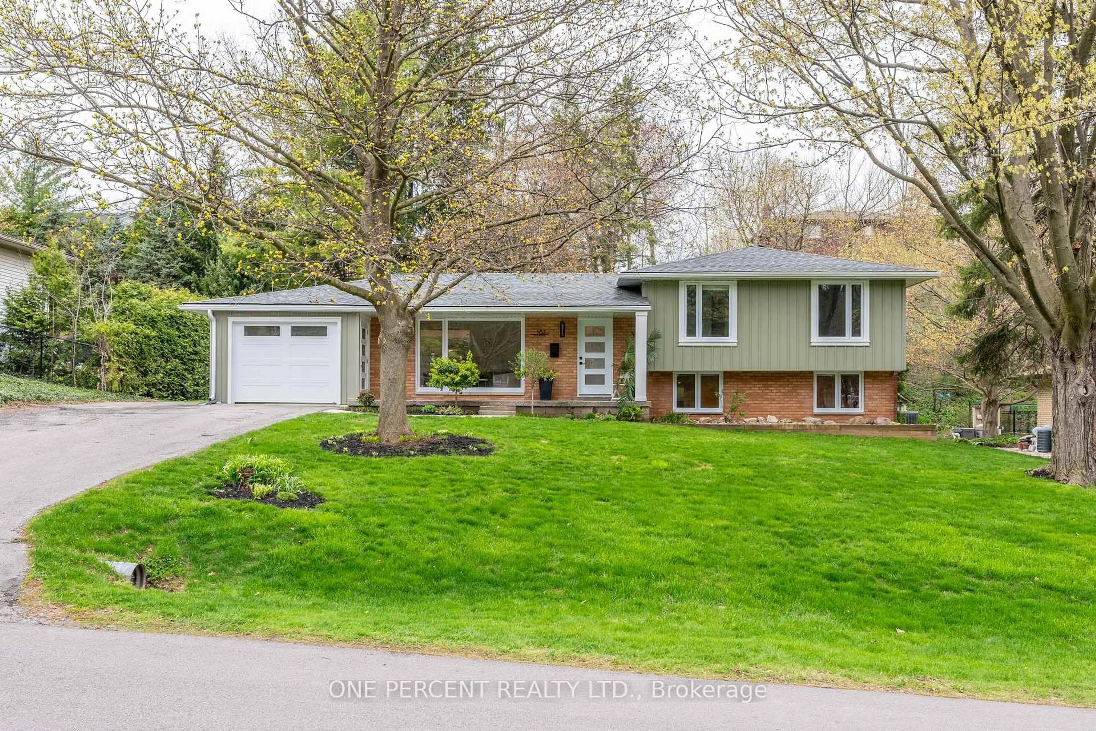 Home with vinyl exterior material, street for 187 Woodview Cres, Hamilton Ontario L9G 1G1