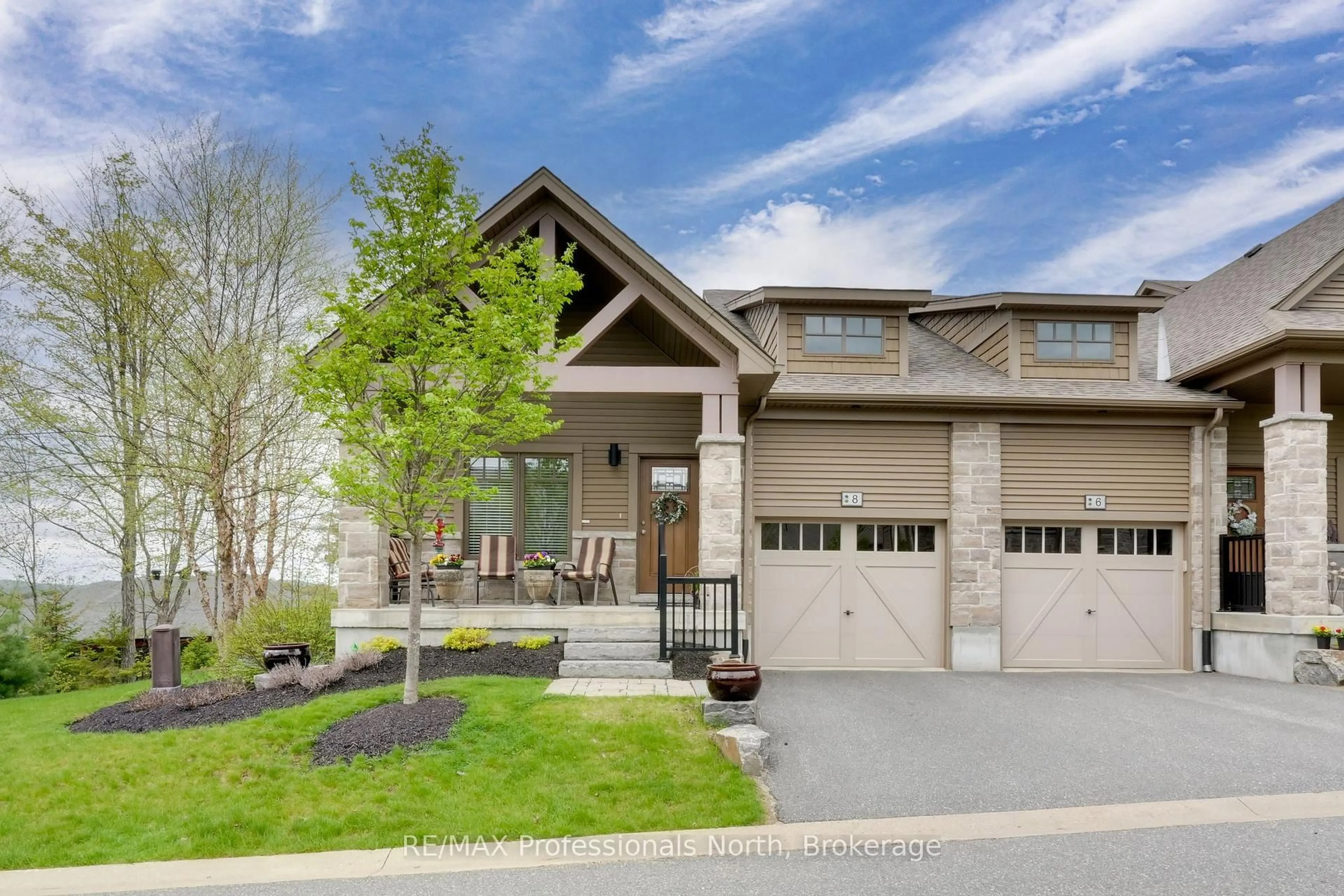 Home with vinyl exterior material, street for 8 Serenity Place Cres, Huntsville Ontario P1H 0C4