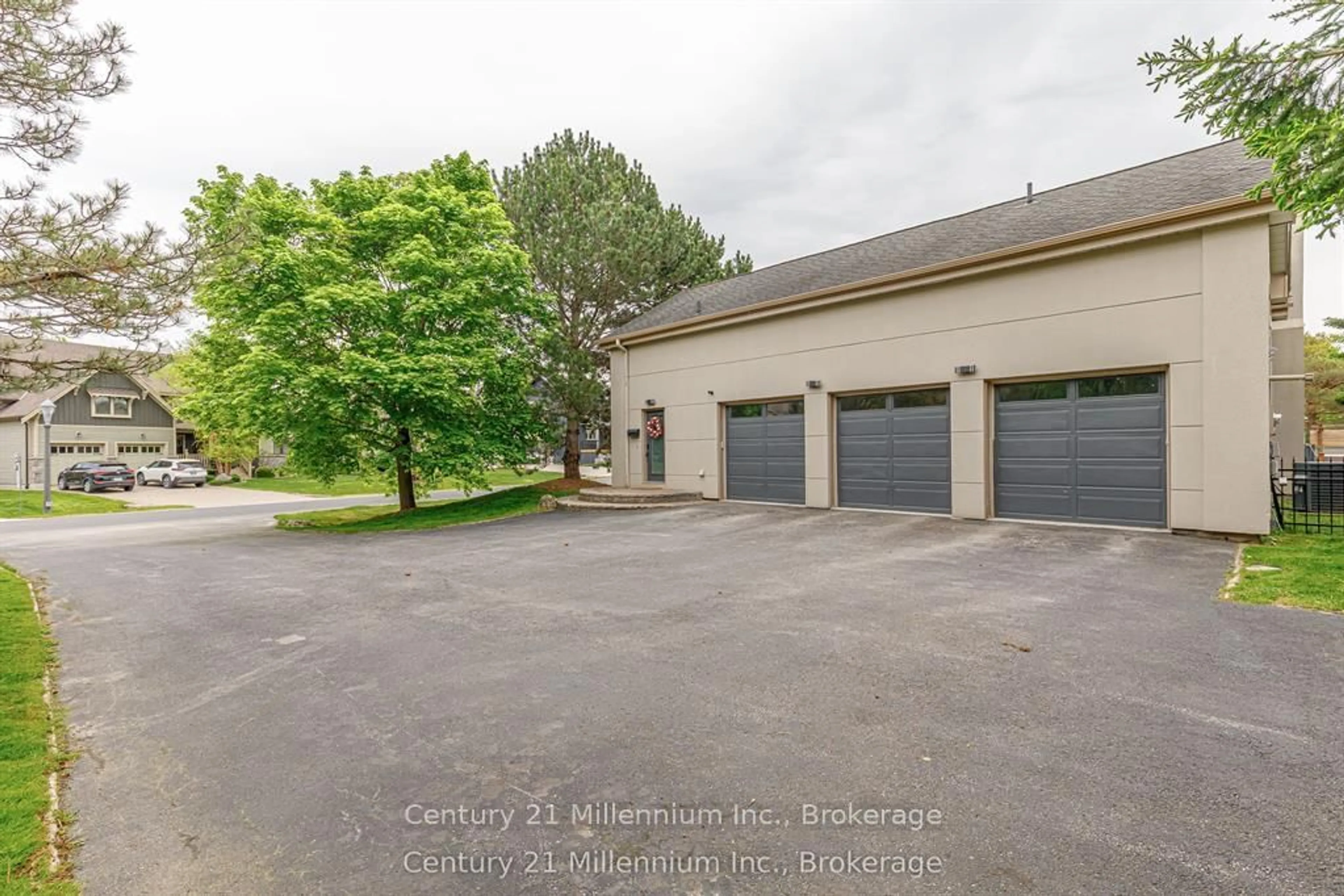 Indoor garage for 160 Grand Cypress Lane, Blue Mountains Ontario L9Y 0K8