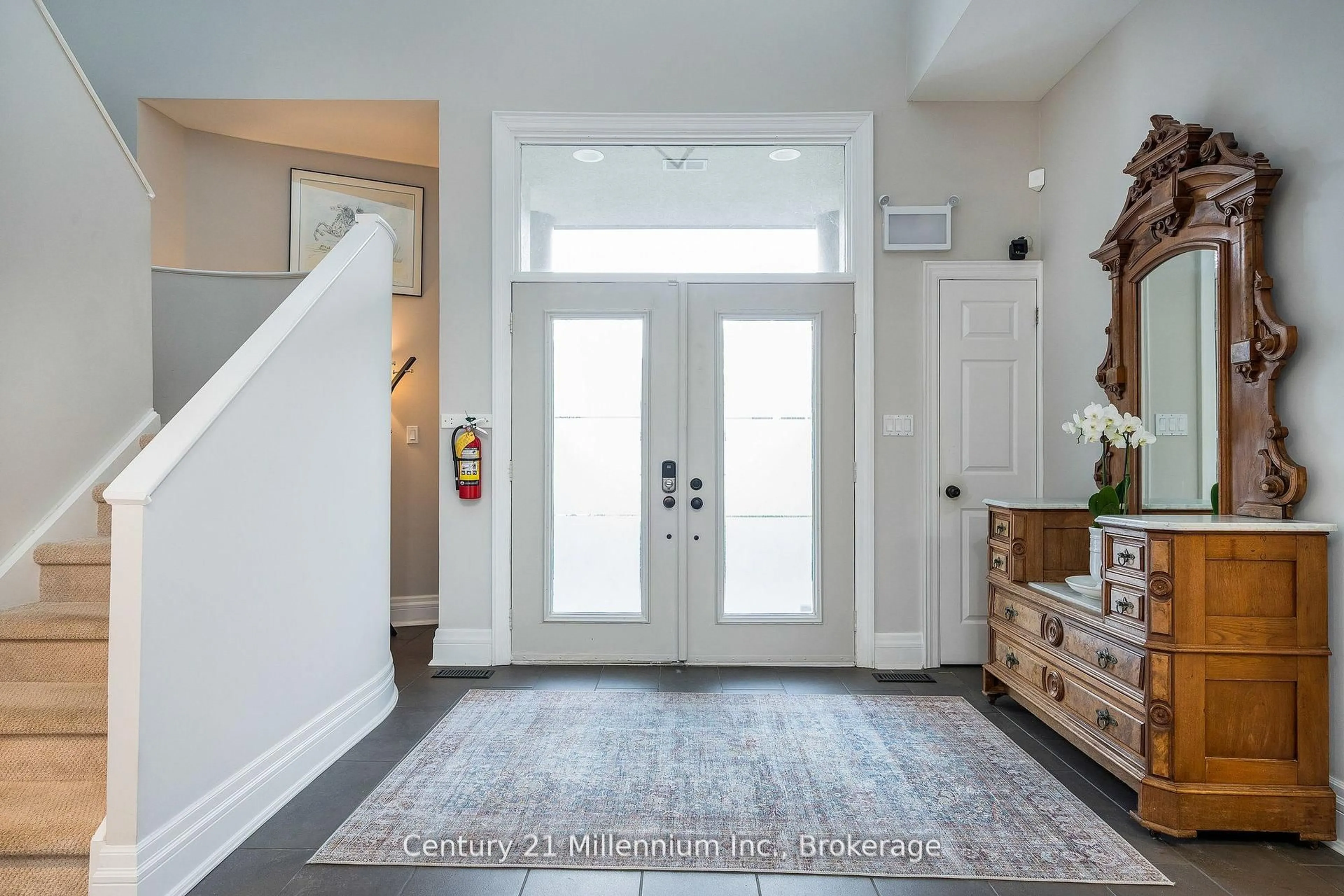 Indoor entryway for 160 Grand Cypress Lane, Blue Mountains Ontario L9Y 0K8