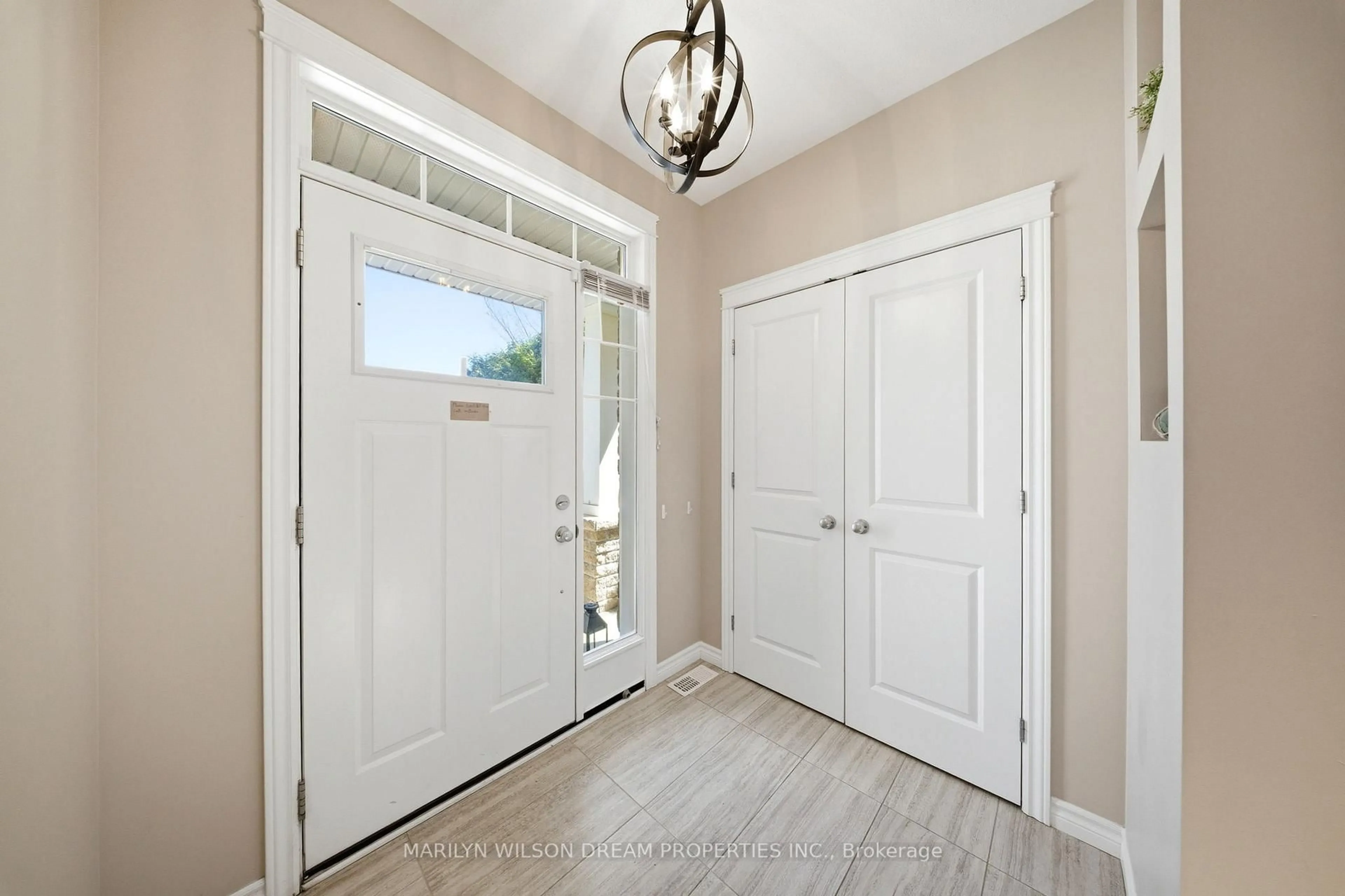 Indoor entryway for 146 Tapadero Ave, Ottawa Ontario K2V 0A7