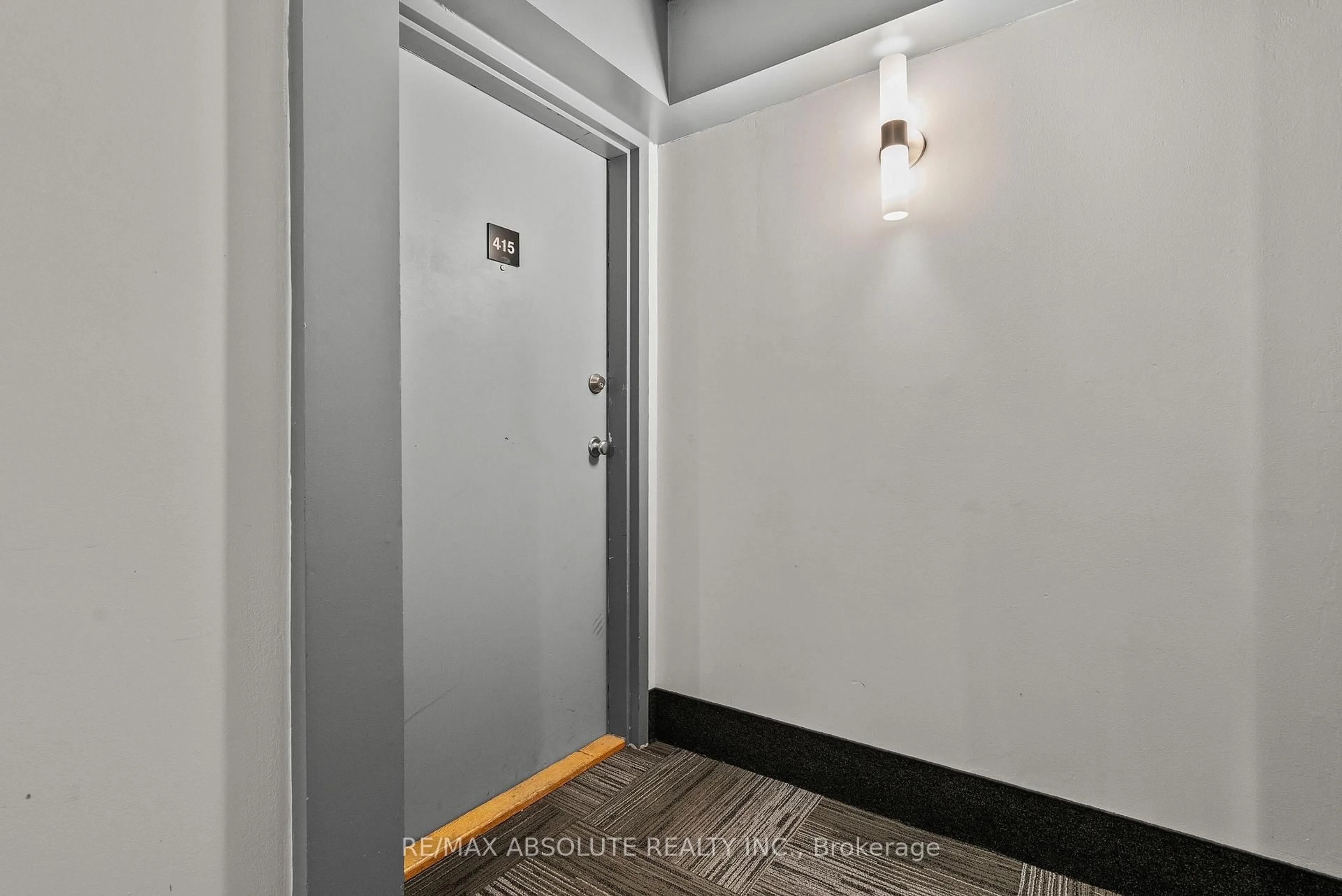 Indoor entryway for 216 Viewmount Dr #415, Ottawa Ontario K2E 7X4