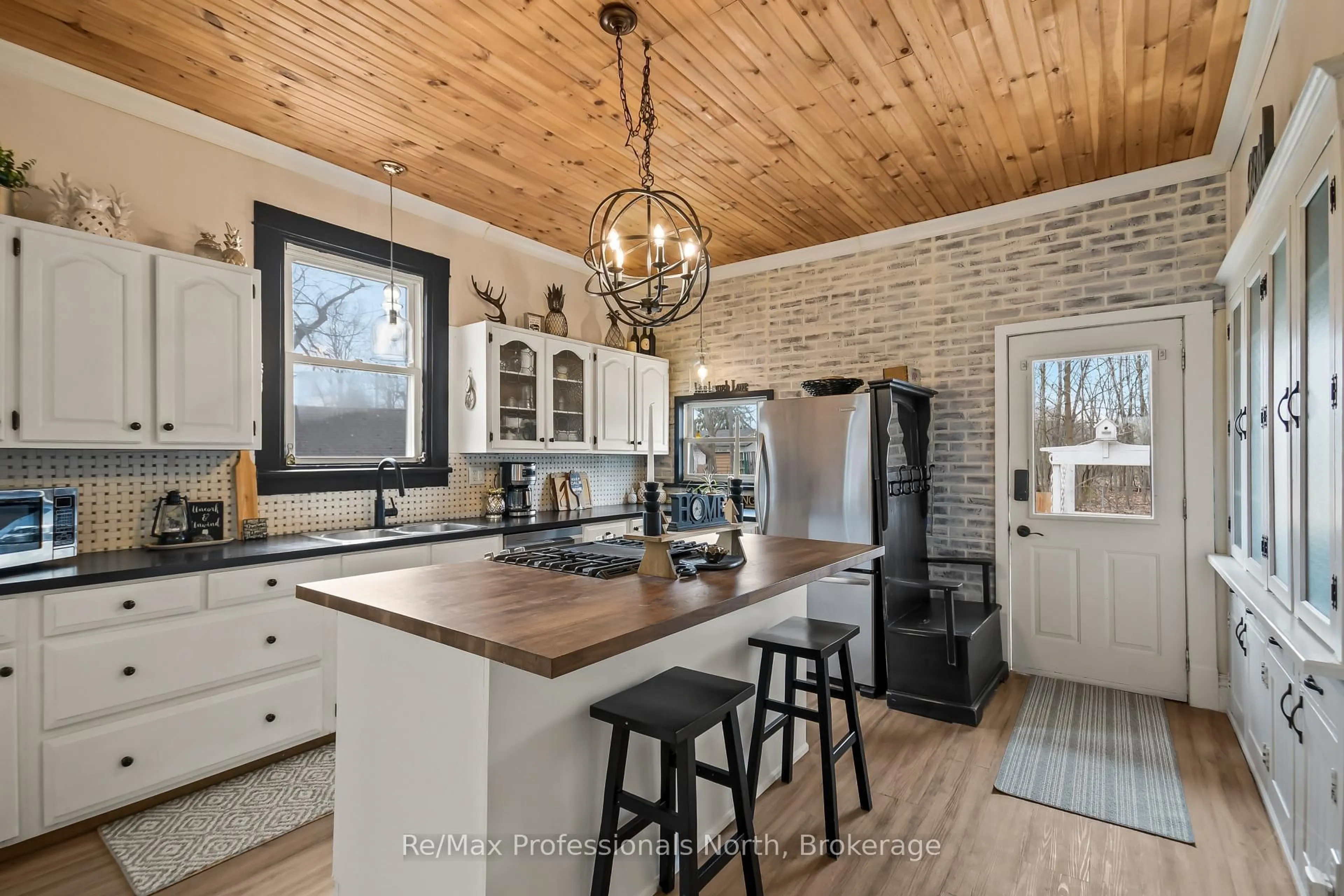 Open concept kitchen, ceramic/tile floor for 191 PHILLIP St, Gravenhurst Ontario P1P 1J4