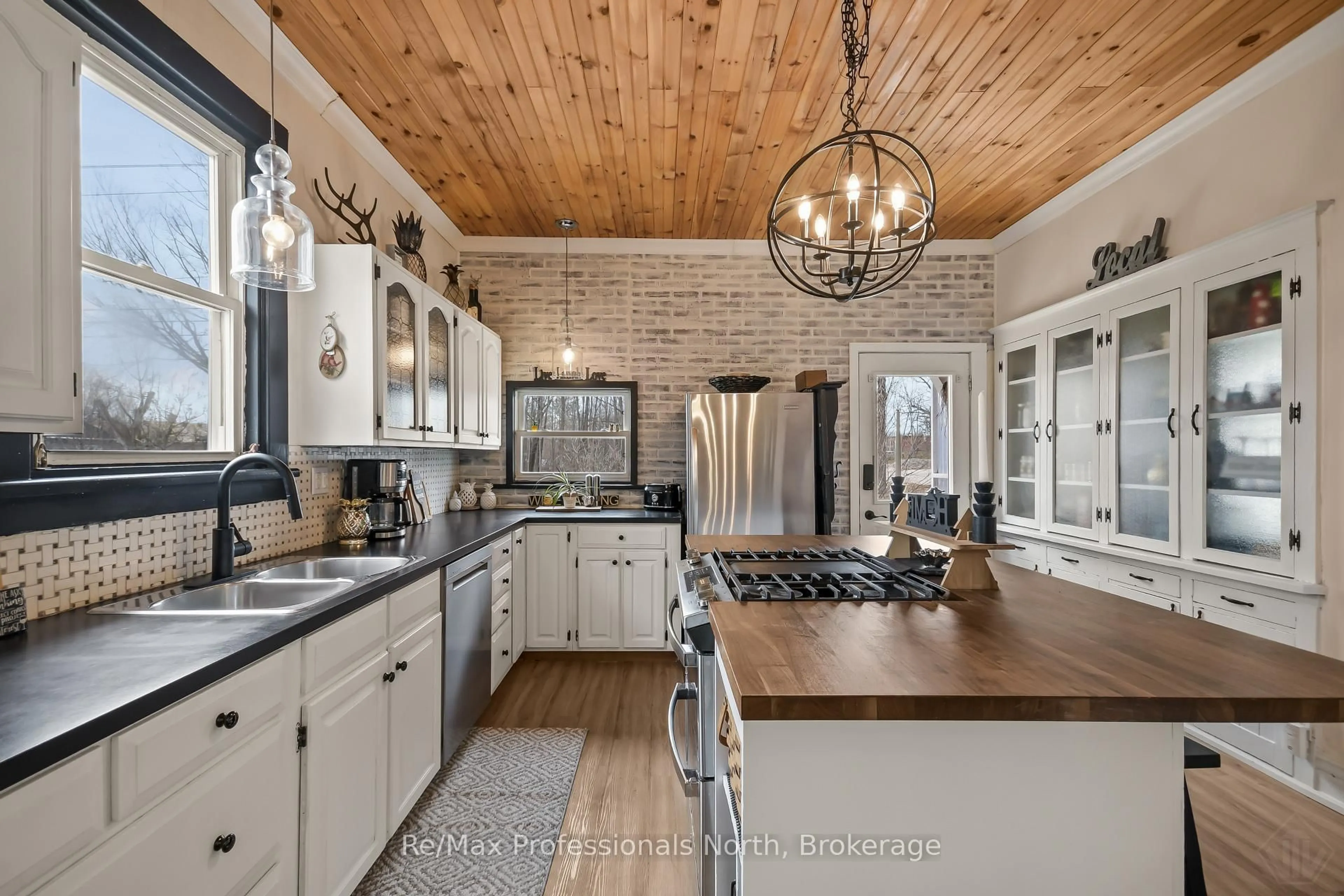 Open concept kitchen, ceramic/tile floor for 191 PHILLIP St, Gravenhurst Ontario P1P 1J4