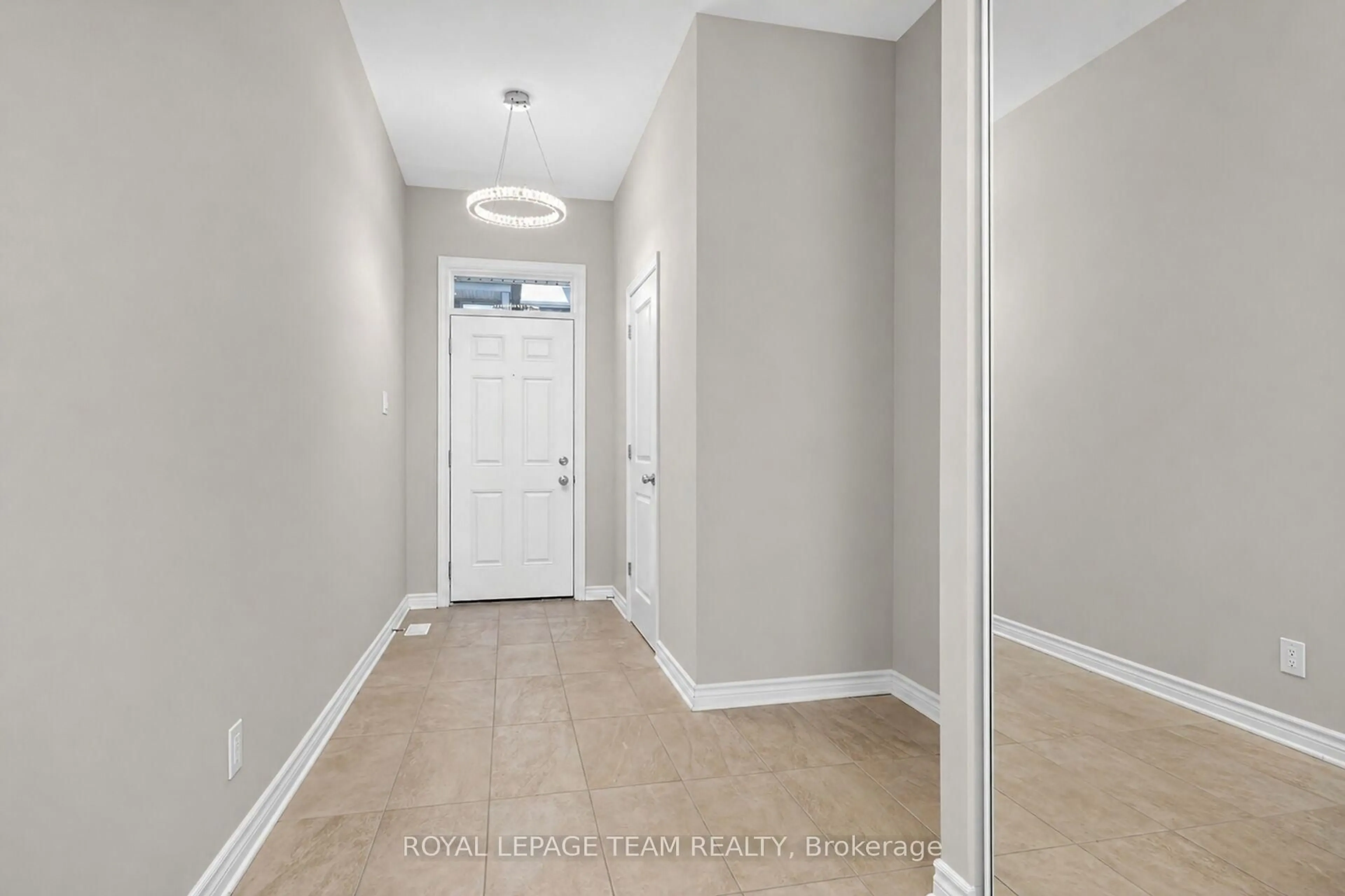 Indoor entryway for 765 Dearborn Private, Ottawa Ontario K1T 0W3
