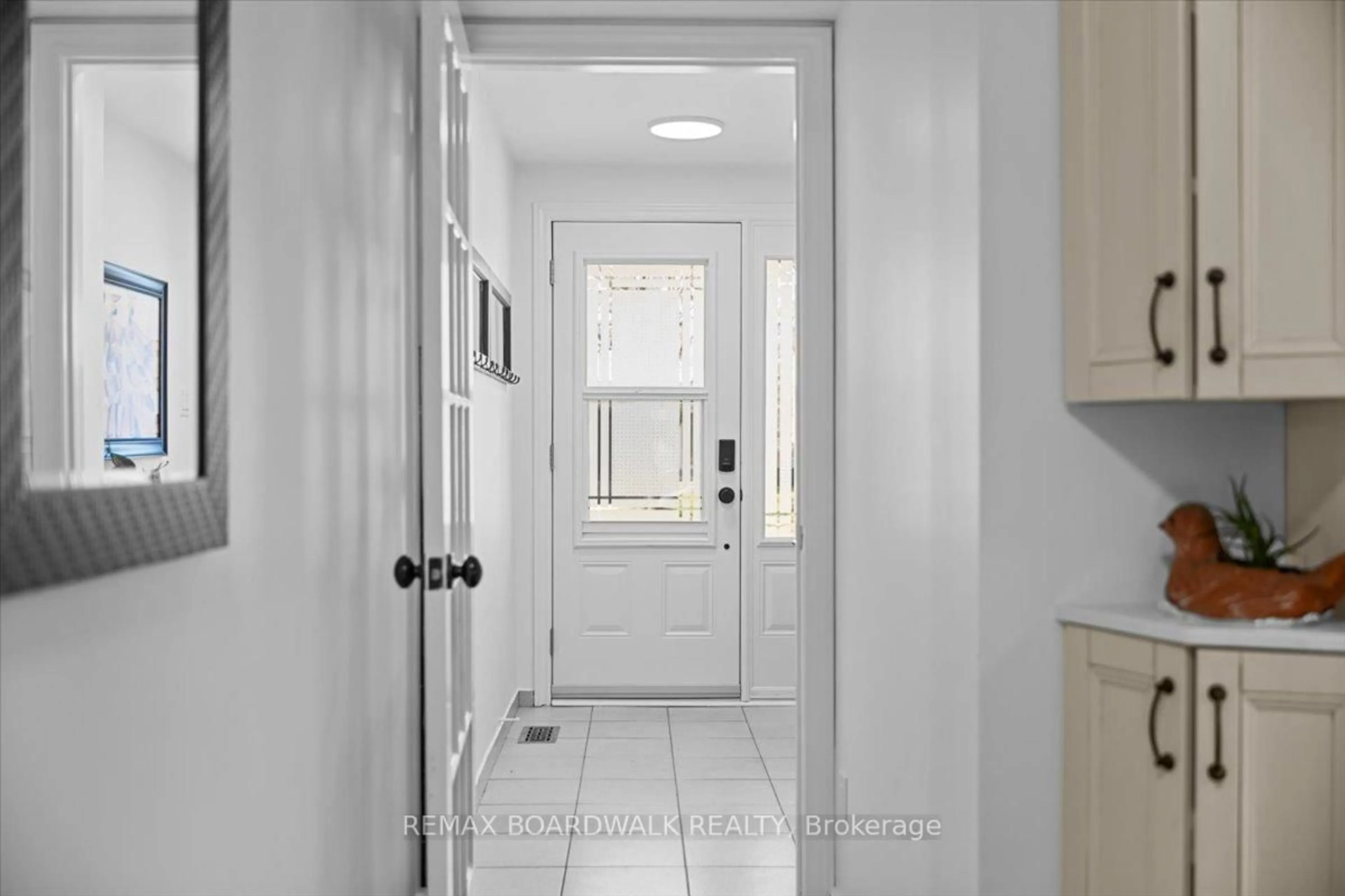 Indoor entryway for 1837 Windflower Way, Orleans Ontario K1C 5Z8