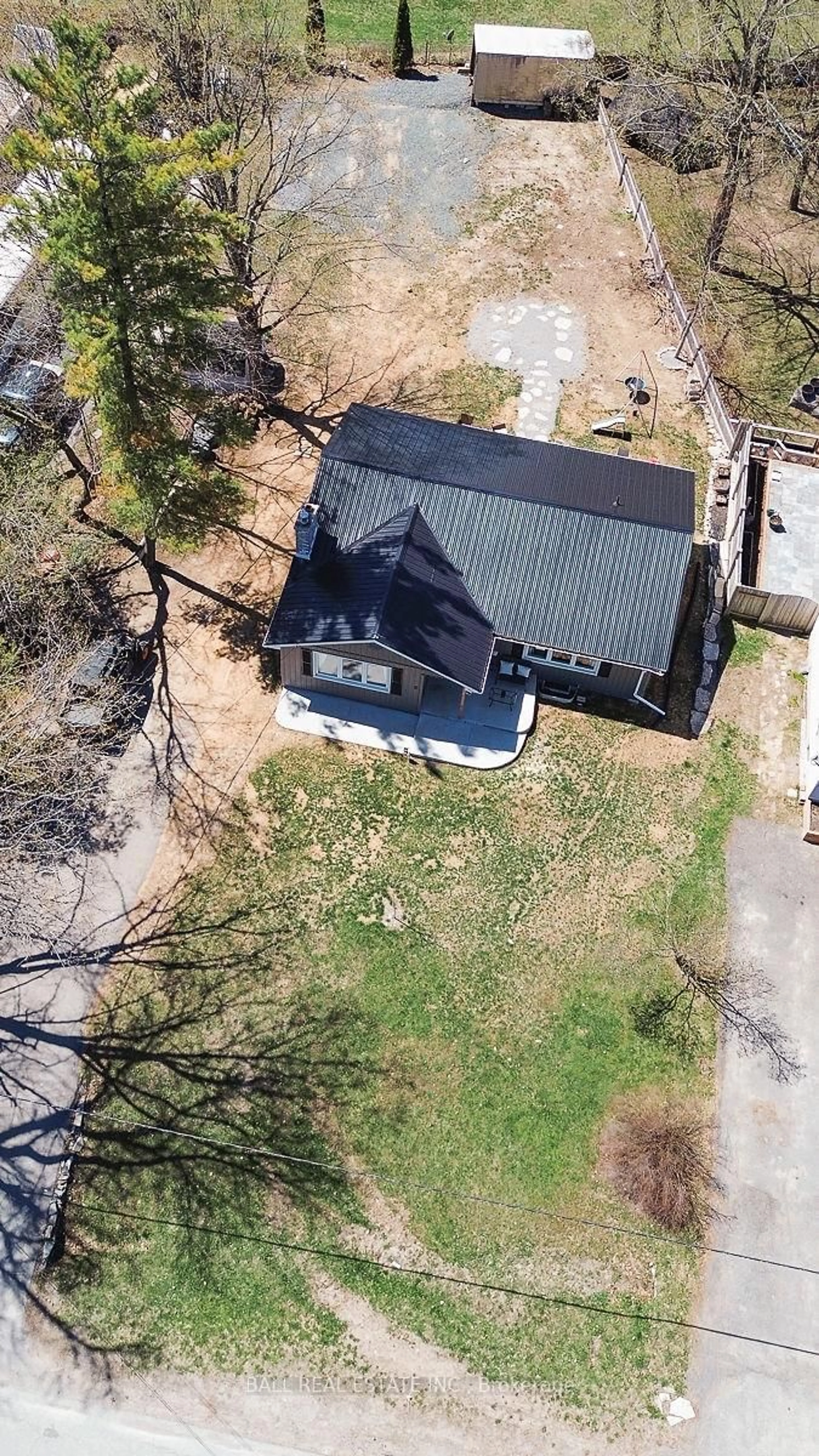 A pic from outside/outdoor area/front of a property/back of a property/a pic from drone, building for 9 Victoria St, Limoges Ontario K0K 2M0