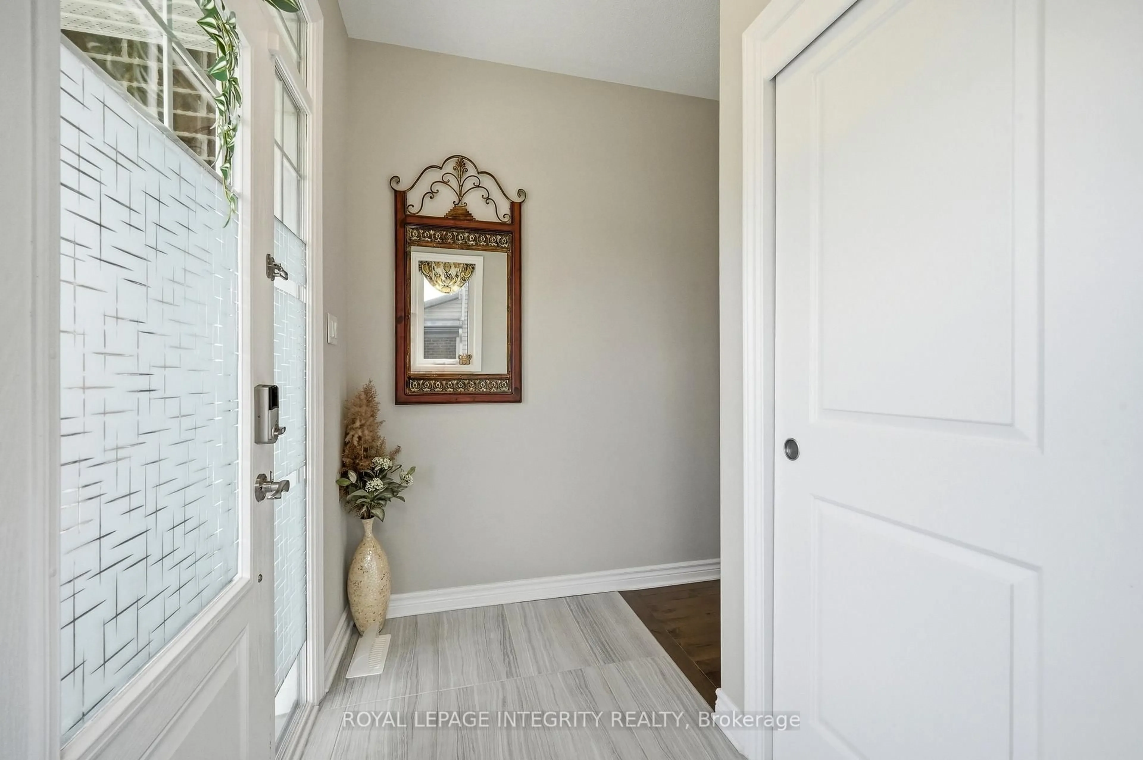 Indoor entryway for 208 Mountain Sorrel Way, Ottawa Ontario K4A 1H2