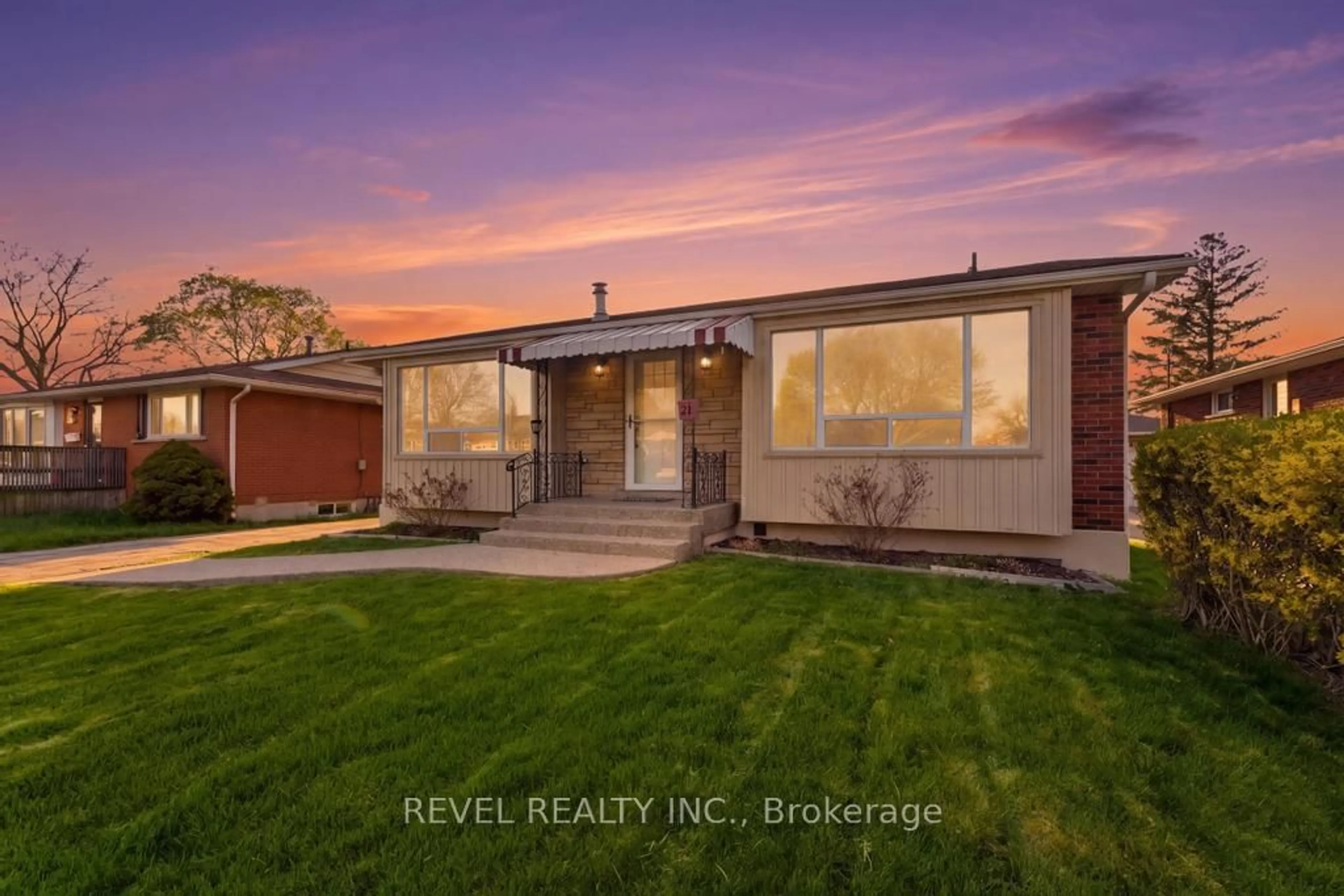 Home with brick exterior material, street for 21 Crane Crt, Hamilton Ontario L9A 3Z1