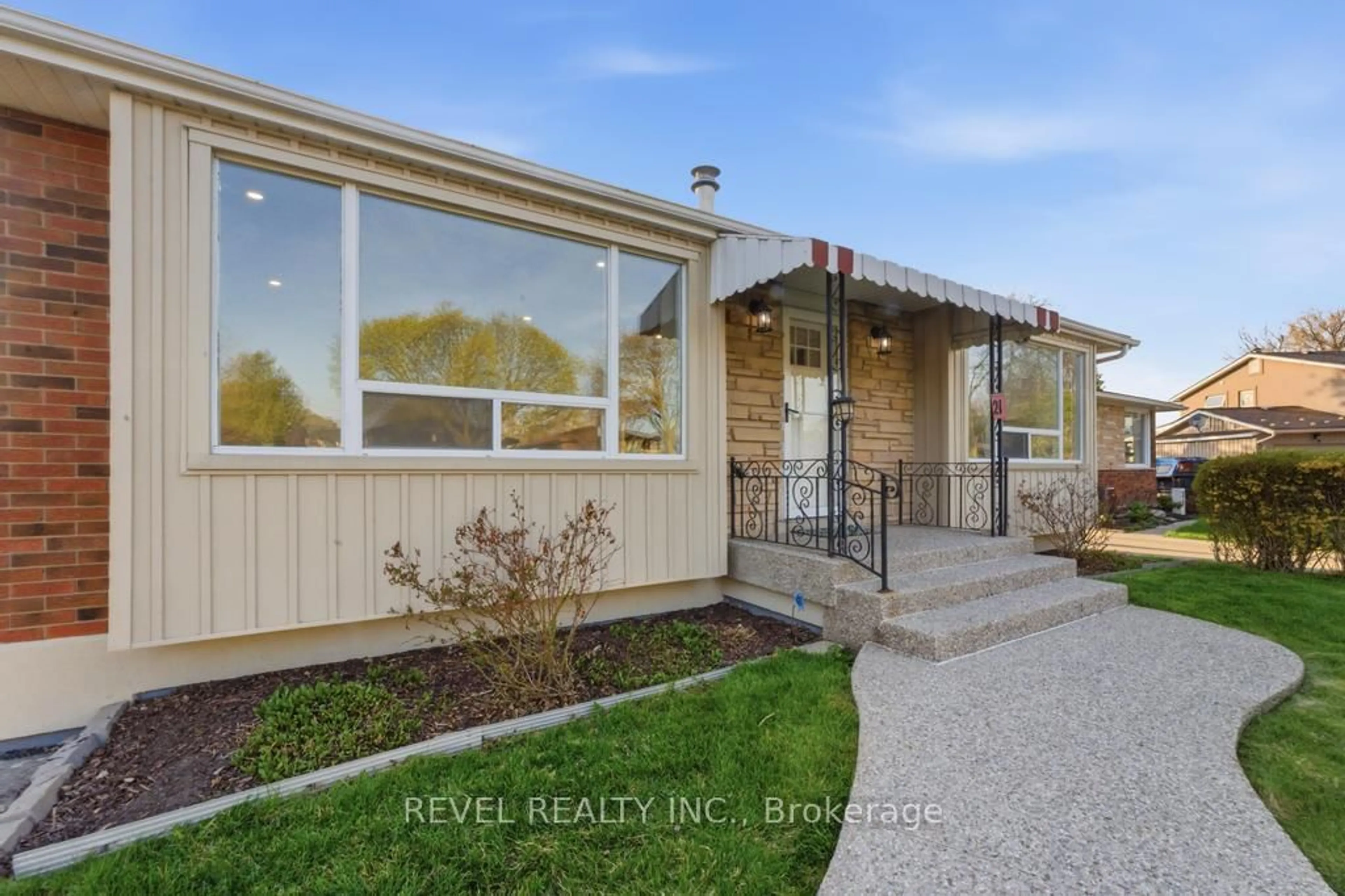 Home with vinyl exterior material, unknown for 21 Crane Crt, Hamilton Ontario L9A 3Z1