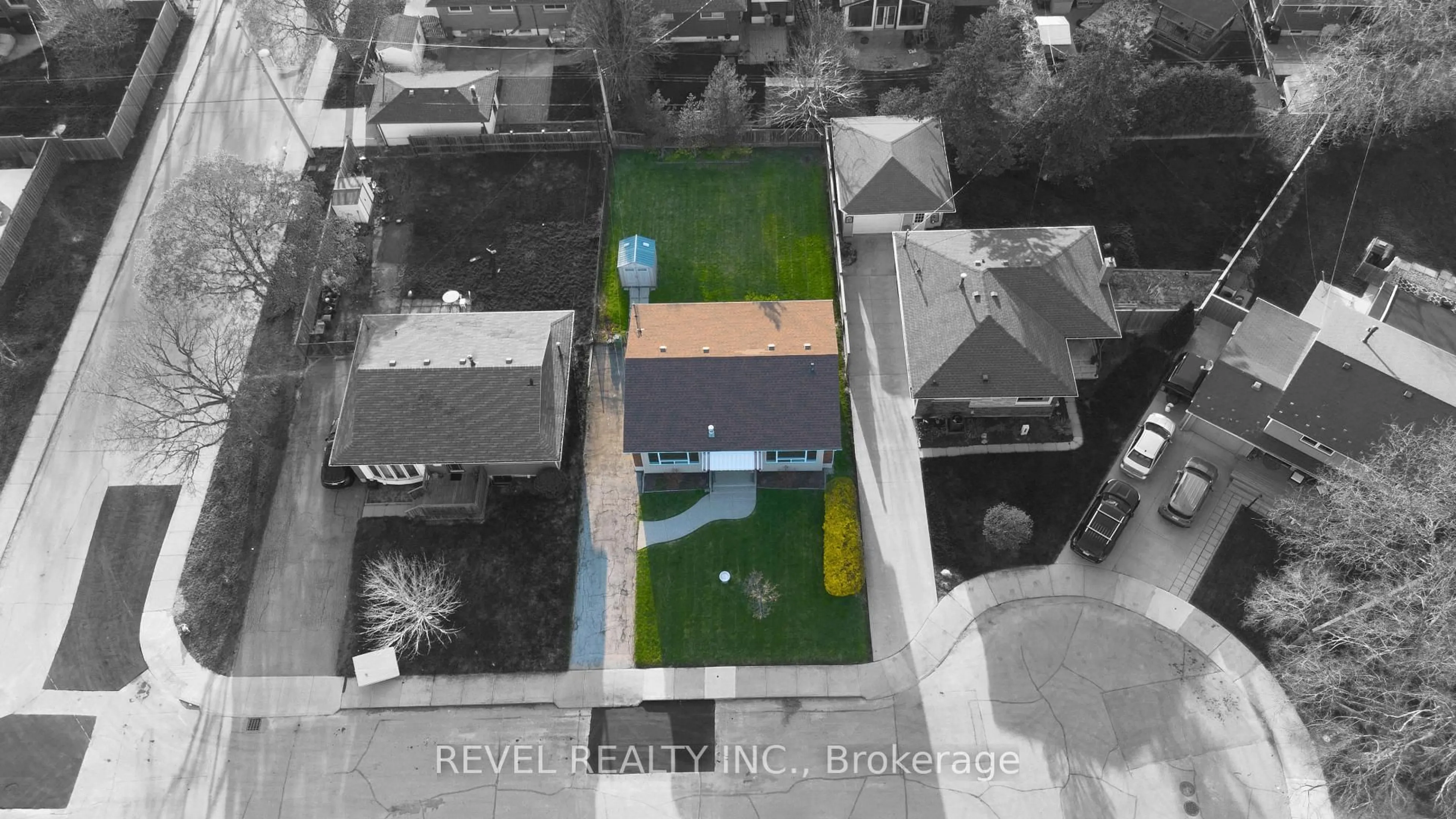 A pic from outside/outdoor area/front of a property/back of a property/a pic from drone, street for 21 Crane Crt, Hamilton Ontario L9A 3Z1