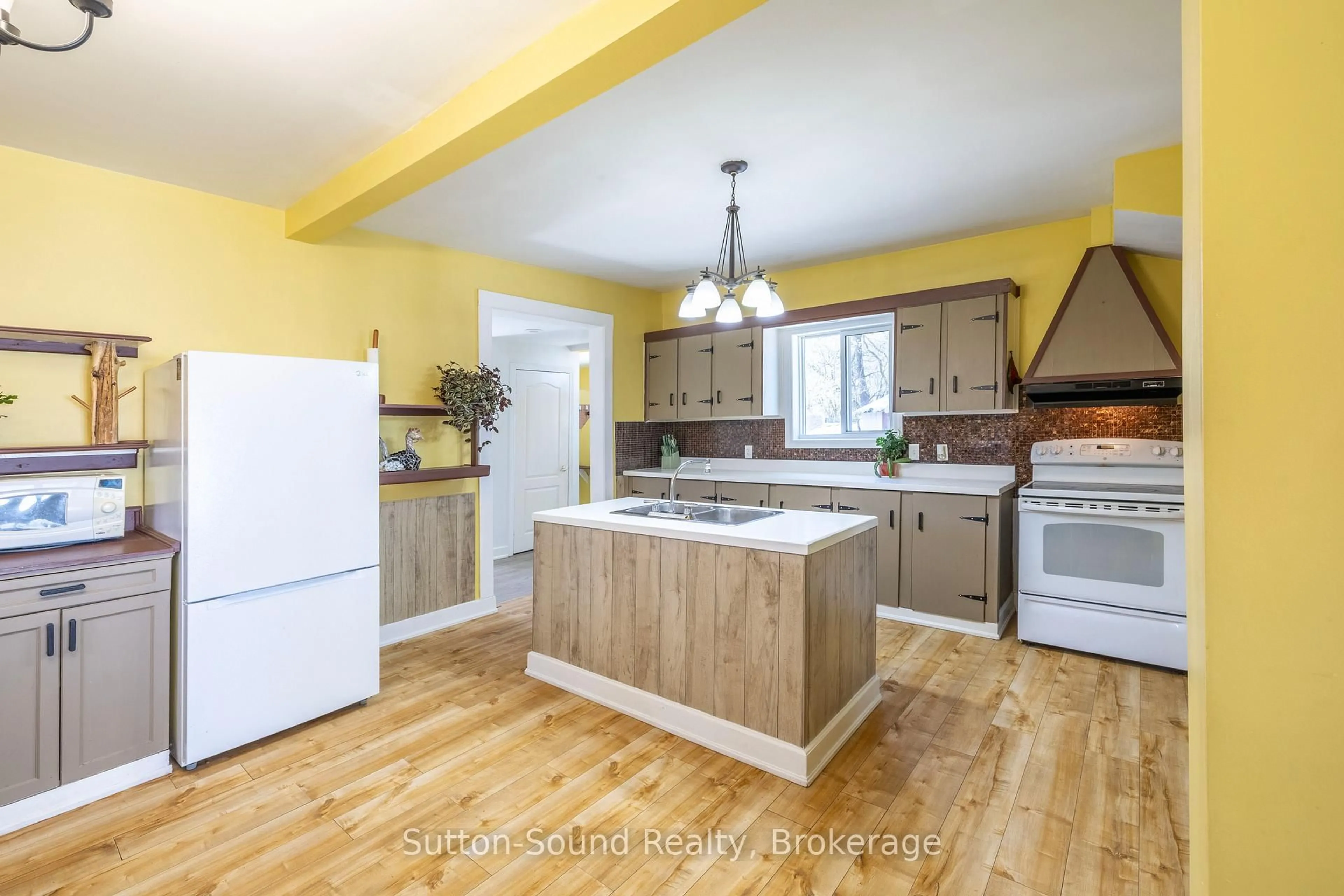 Open concept kitchen, unknown for 243 Queen St, South Bruce Peninsula Ontario N0H 1P0