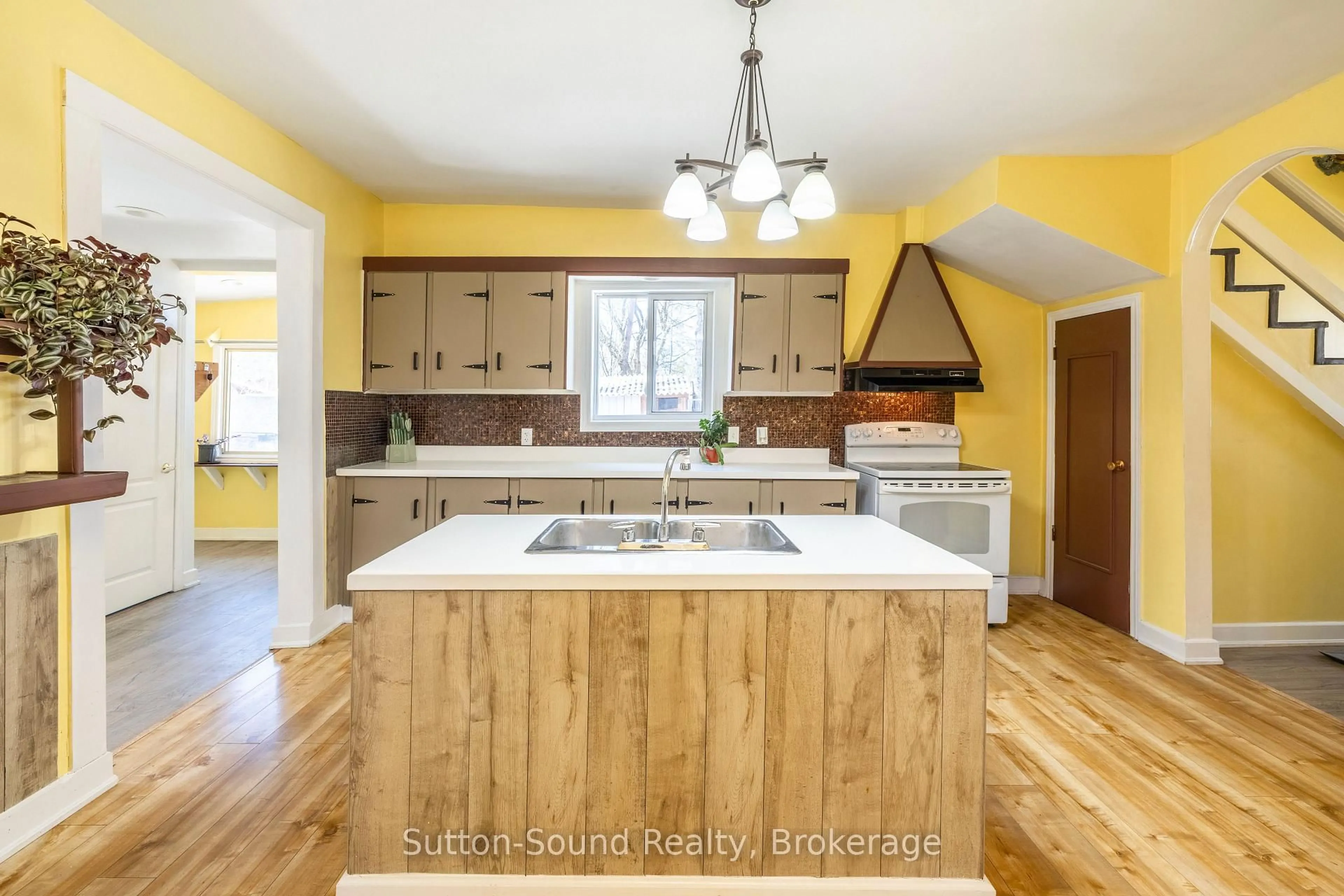 Open concept kitchen, wood/laminate floor for 243 Queen St, South Bruce Peninsula Ontario N0H 1P0