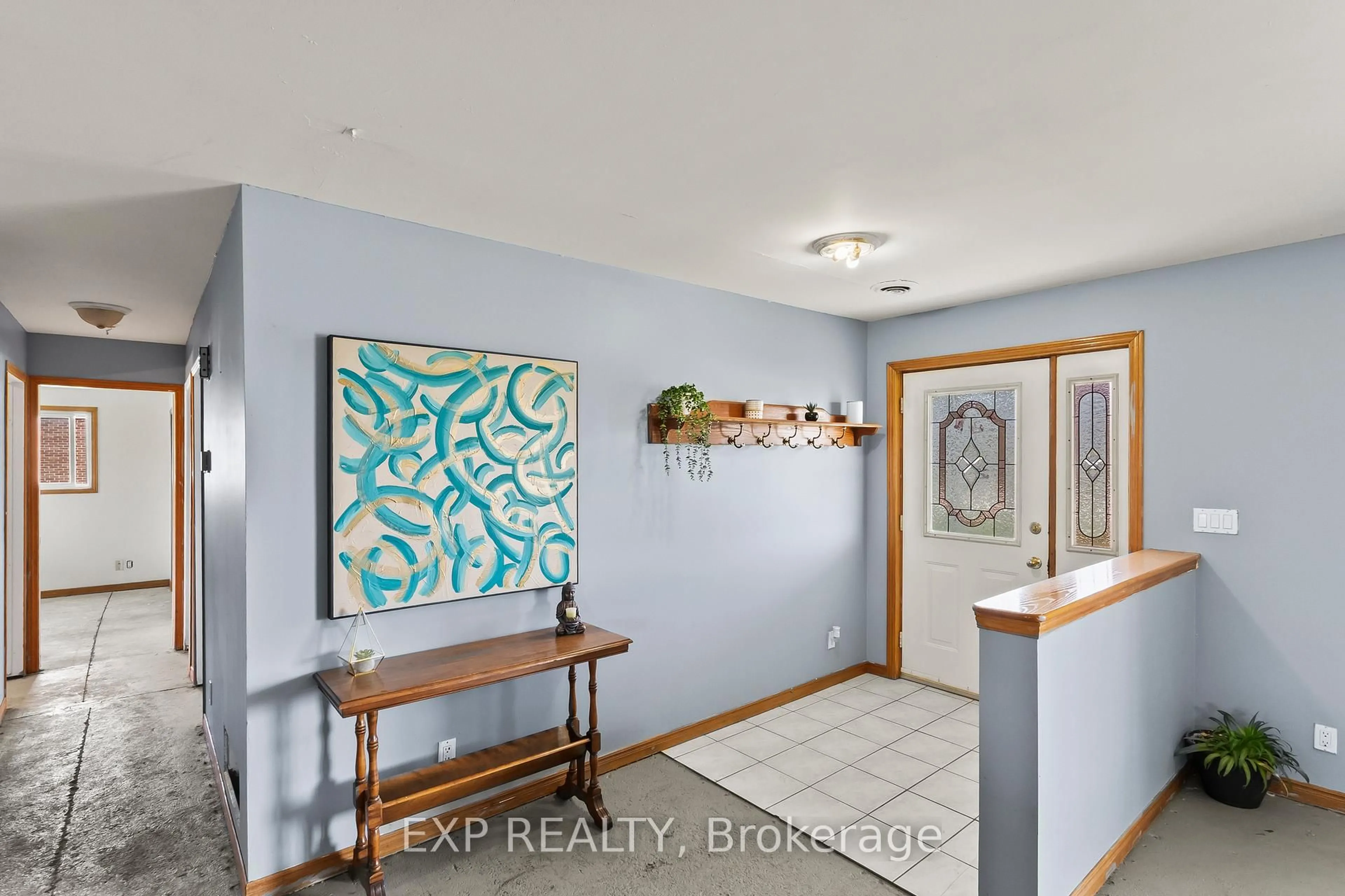 Indoor entryway for 10 Hillcrest Dr, Quinte West Ontario K8V 0M6