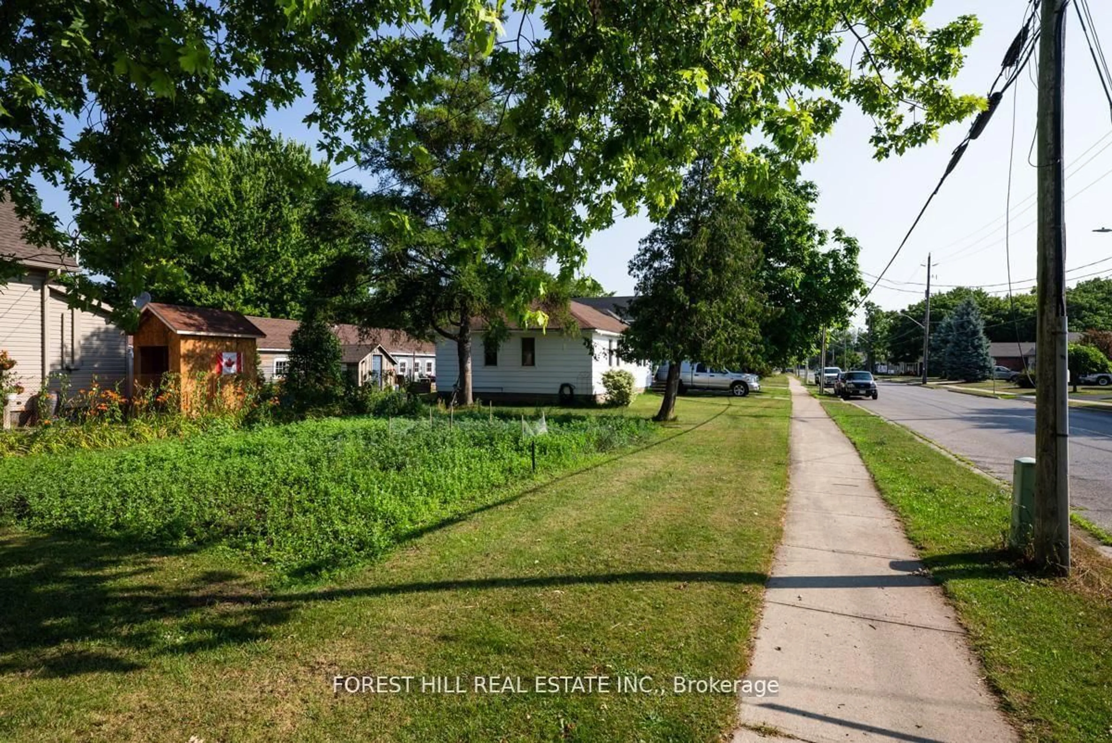 A pic from outside/outdoor area/front of a property/back of a property/a pic from drone, street for 610 Tamarac St, Haldimand Ontario N1A 1B9