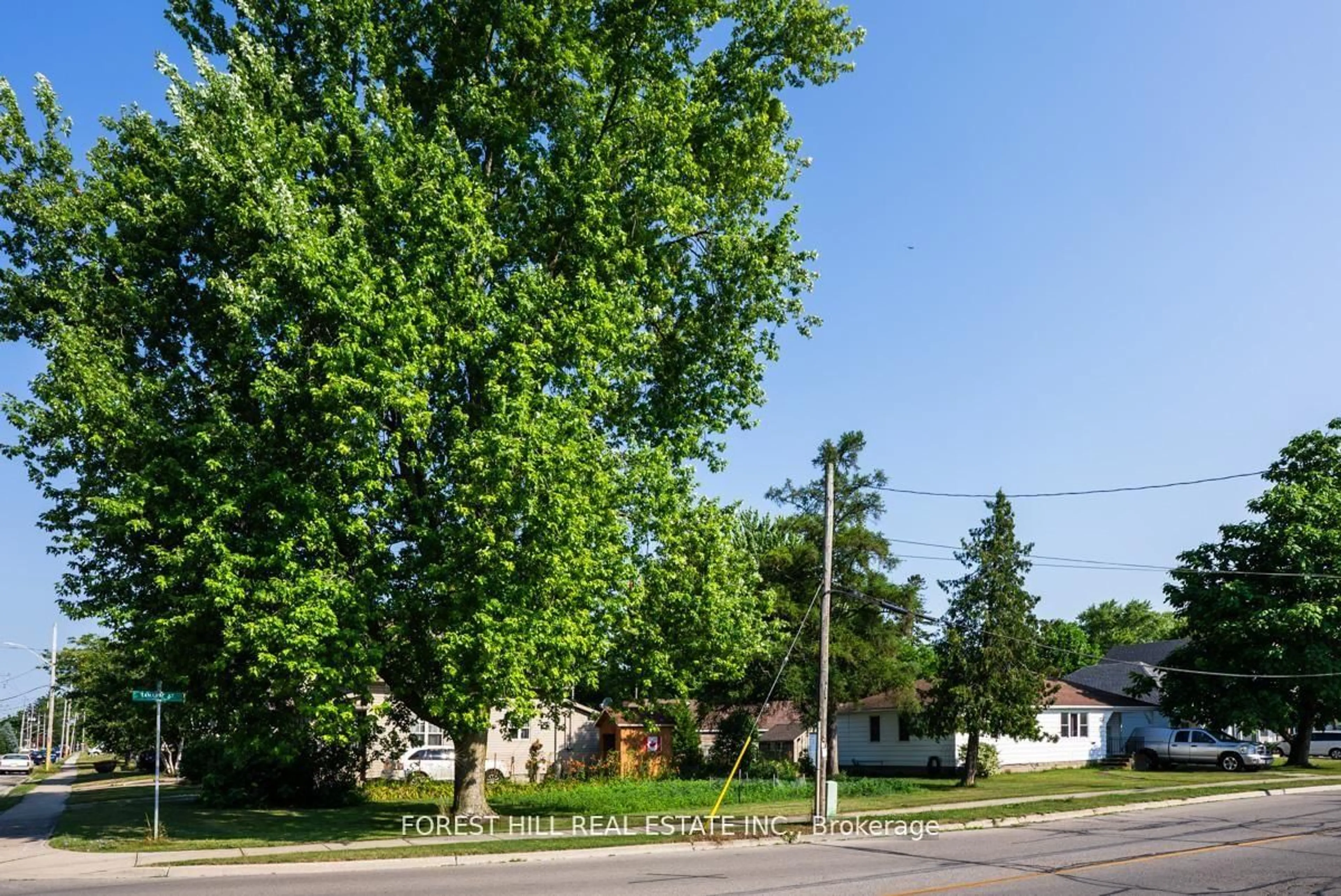 A pic from outside/outdoor area/front of a property/back of a property/a pic from drone, street for 610 Tamarac St, Haldimand Ontario N1A 1B9