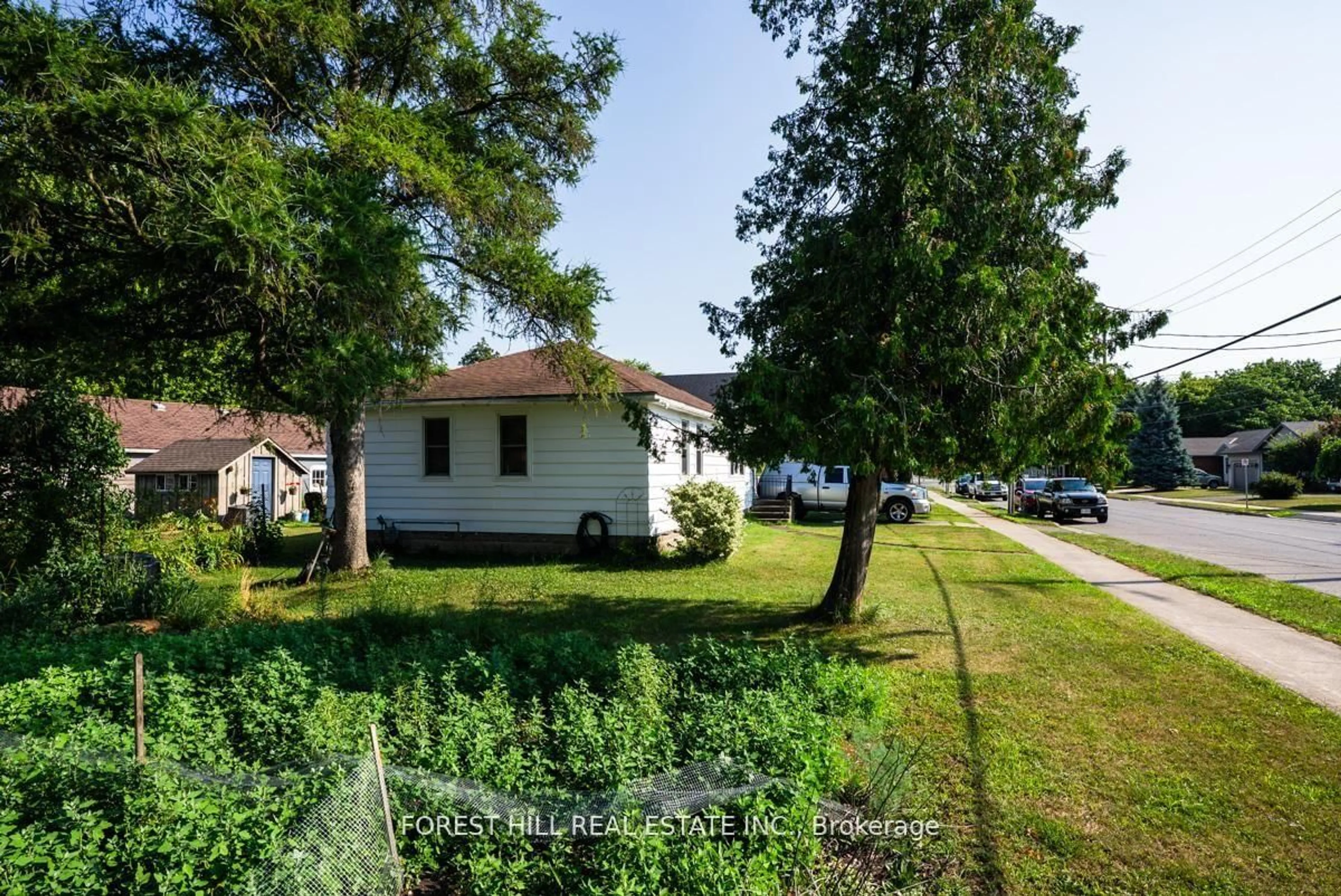 A pic from outside/outdoor area/front of a property/back of a property/a pic from drone, unknown for 610 Tamarac St, Haldimand Ontario N1A 1B9