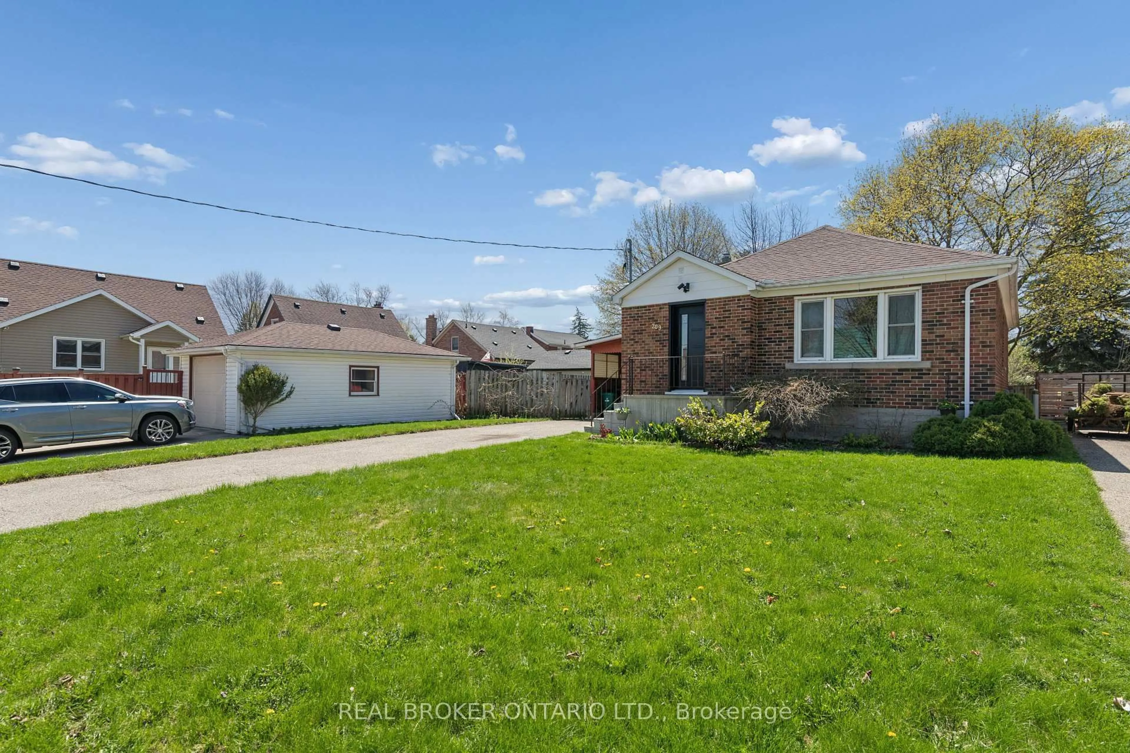 A pic from outside/outdoor area/front of a property/back of a property/a pic from drone, street for 209 Bedford Rd, Kitchener Ontario N2G 3A5