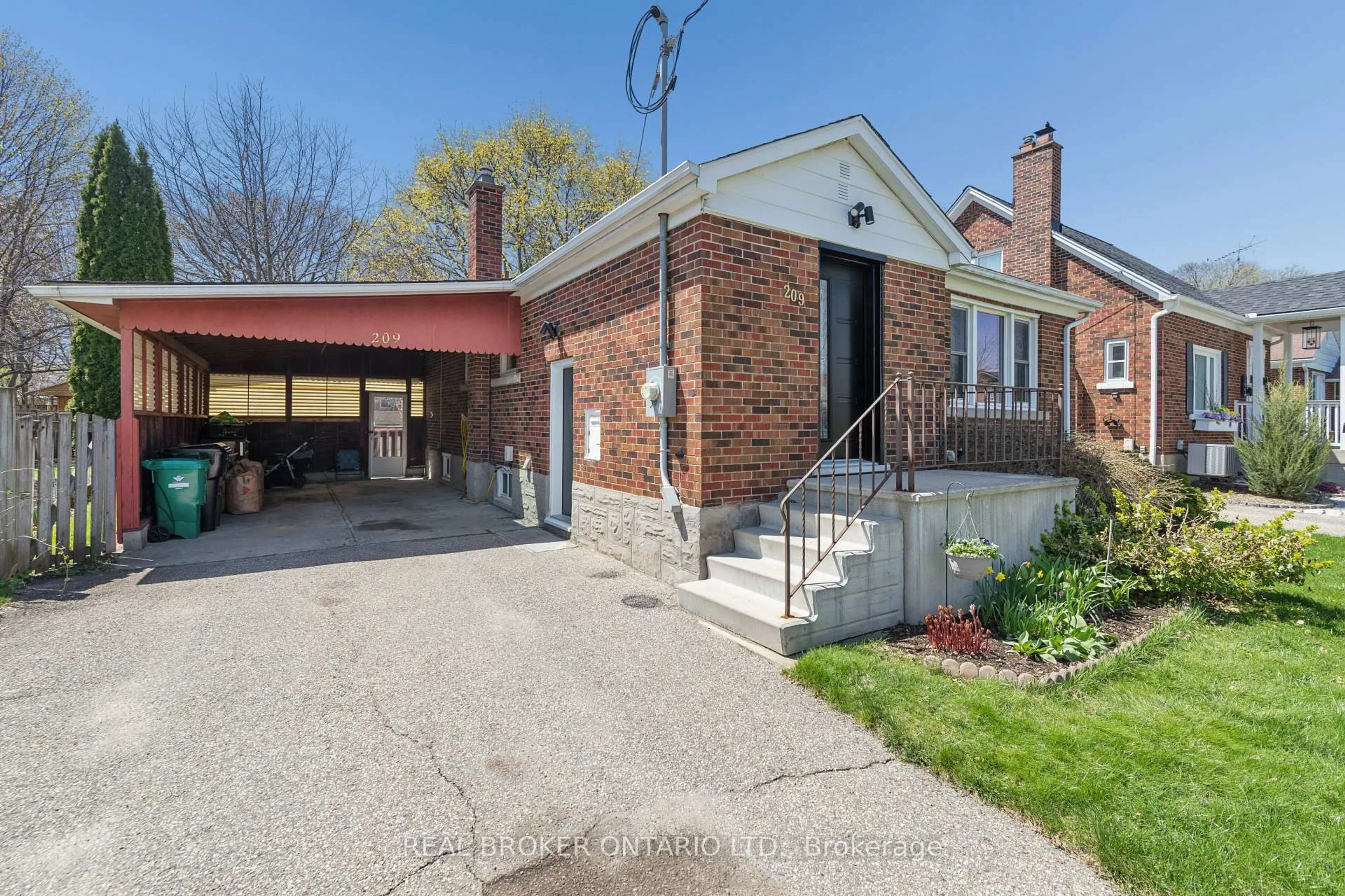 Home with brick exterior material, street for 209 Bedford Rd, Kitchener Ontario N2G 3A5