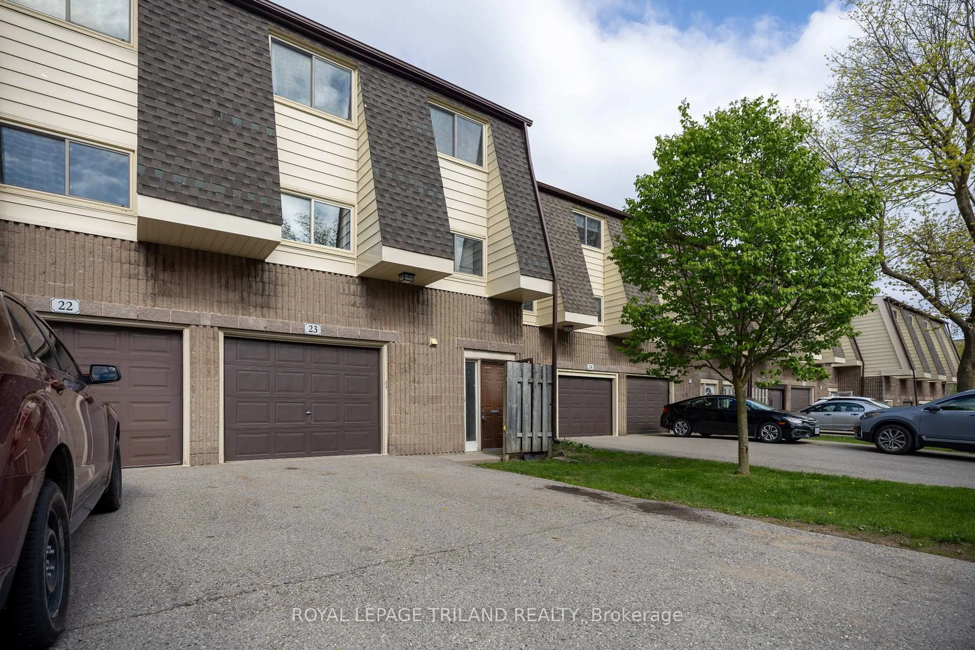 A pic from outside/outdoor area/front of a property/back of a property/a pic from drone, street for 1460 Limberlost Rd #23, London North Ontario N6G 2C6