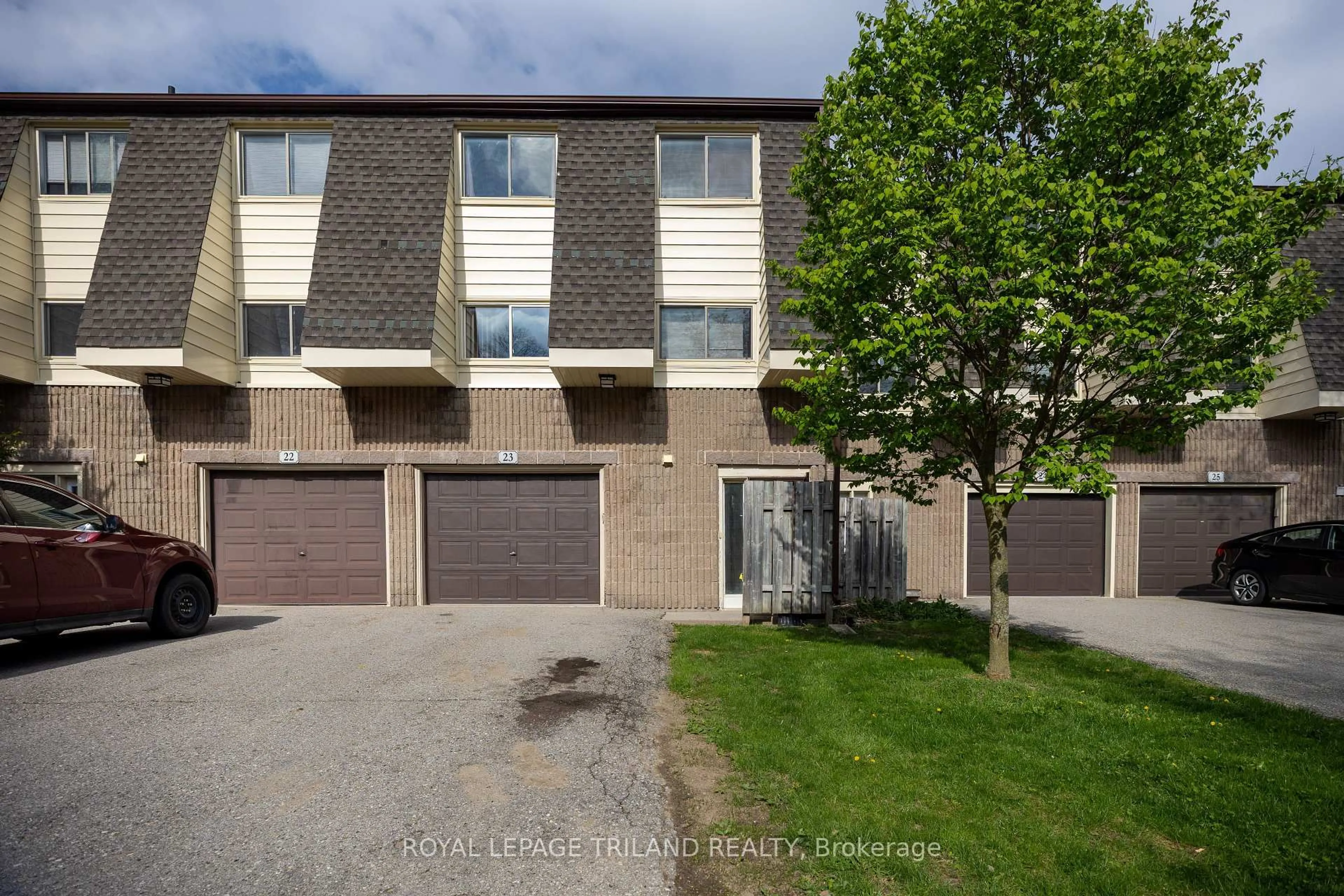 A pic from outside/outdoor area/front of a property/back of a property/a pic from drone, street for 1460 Limberlost Rd #23, London North Ontario N6G 2C6