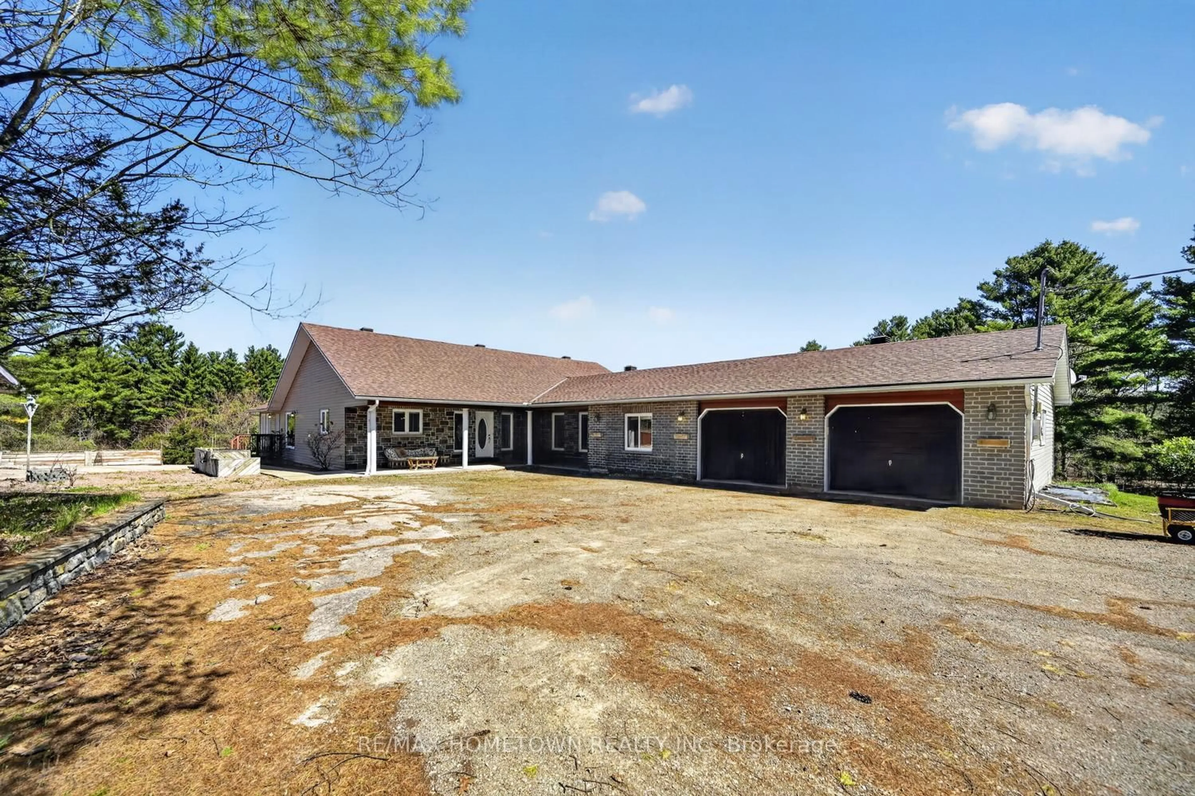 A pic from outside/outdoor area/front of a property/back of a property/a pic from drone, unknown for 1766 County Road 2 Rd, Front of Yonge Ontario K6V 5V8