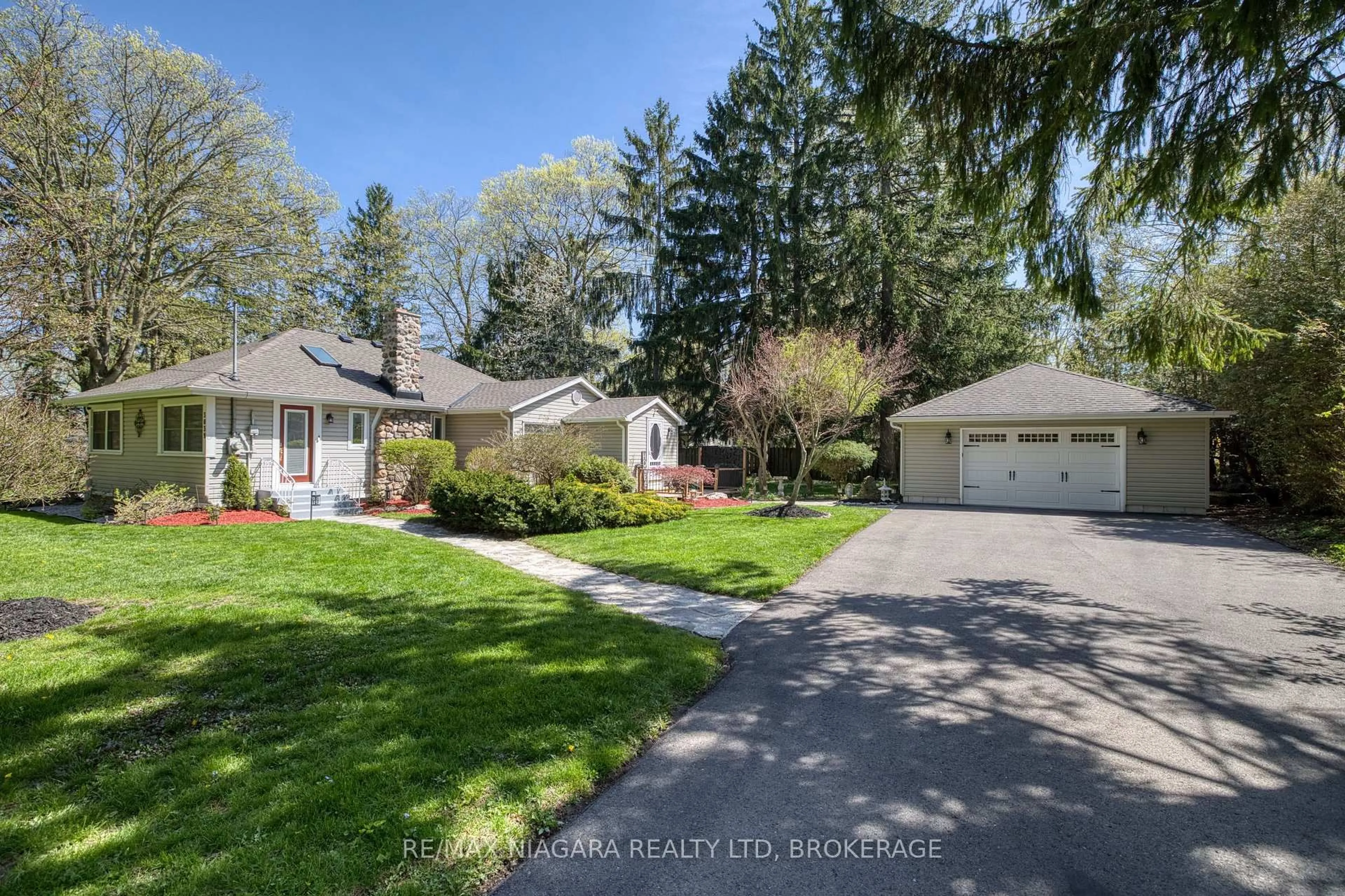 A pic from outside/outdoor area/front of a property/back of a property/a pic from drone, street for 3039 Shawnee Tr, Fort Erie Ontario L0S 1N0