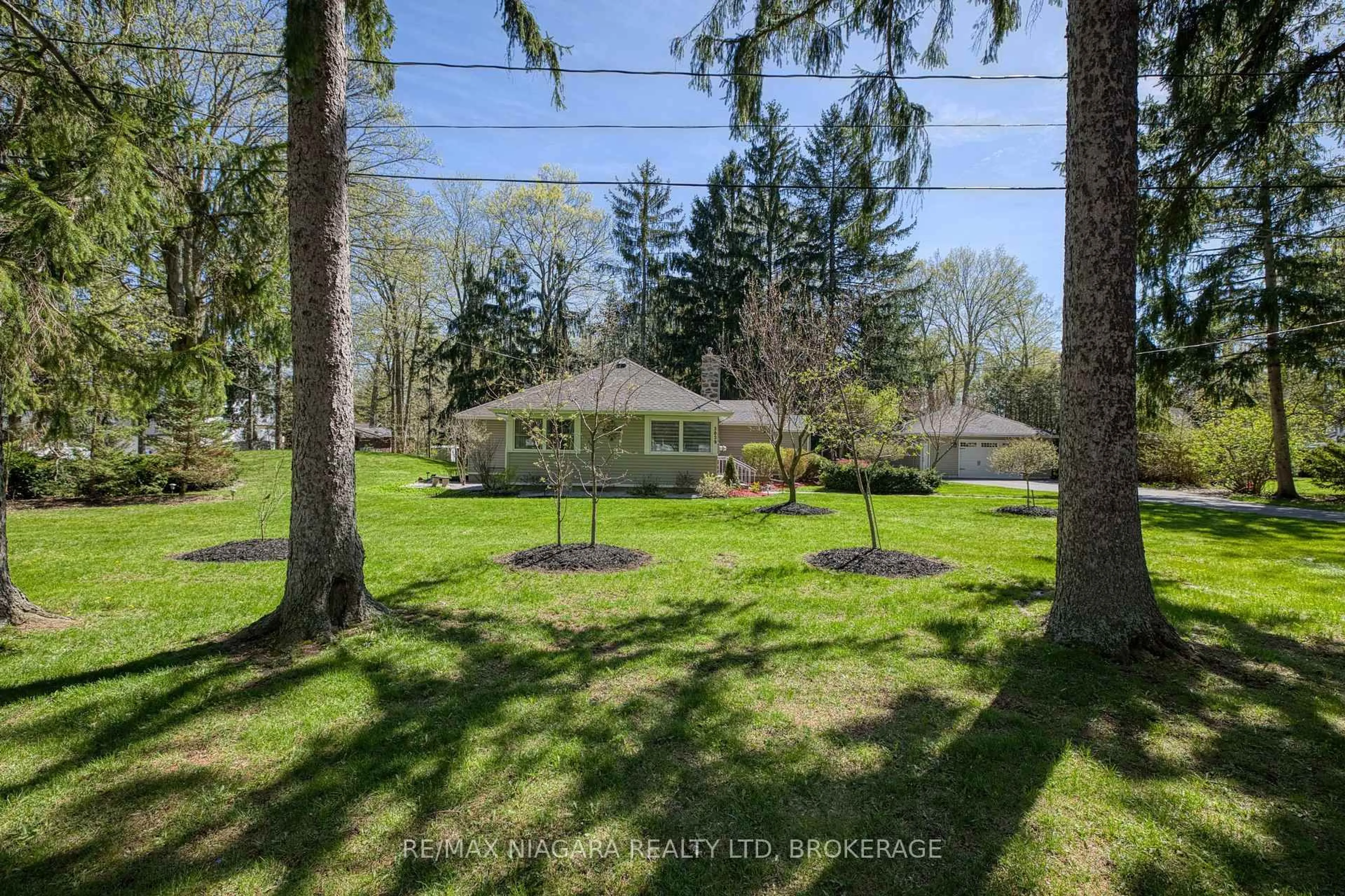 A pic from outside/outdoor area/front of a property/back of a property/a pic from drone, unknown for 3039 Shawnee Tr, Fort Erie Ontario L0S 1N0