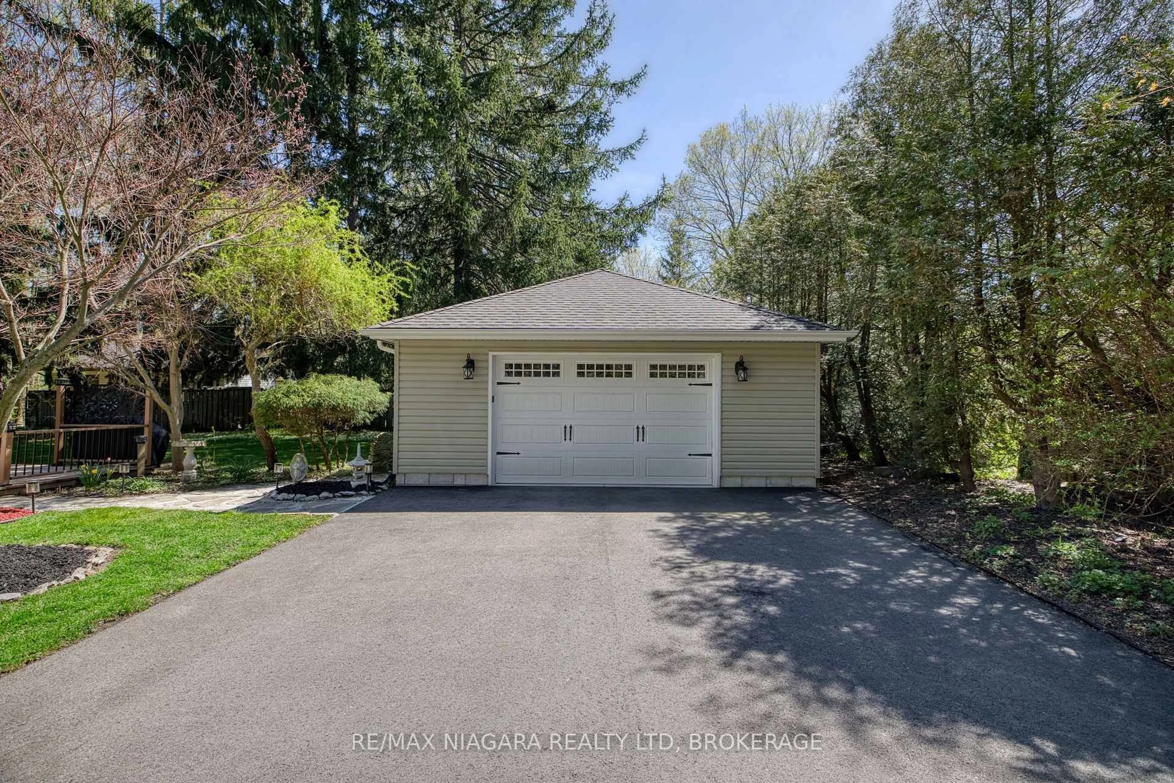 Indoor garage for 3039 Shawnee Tr, Fort Erie Ontario L0S 1N0