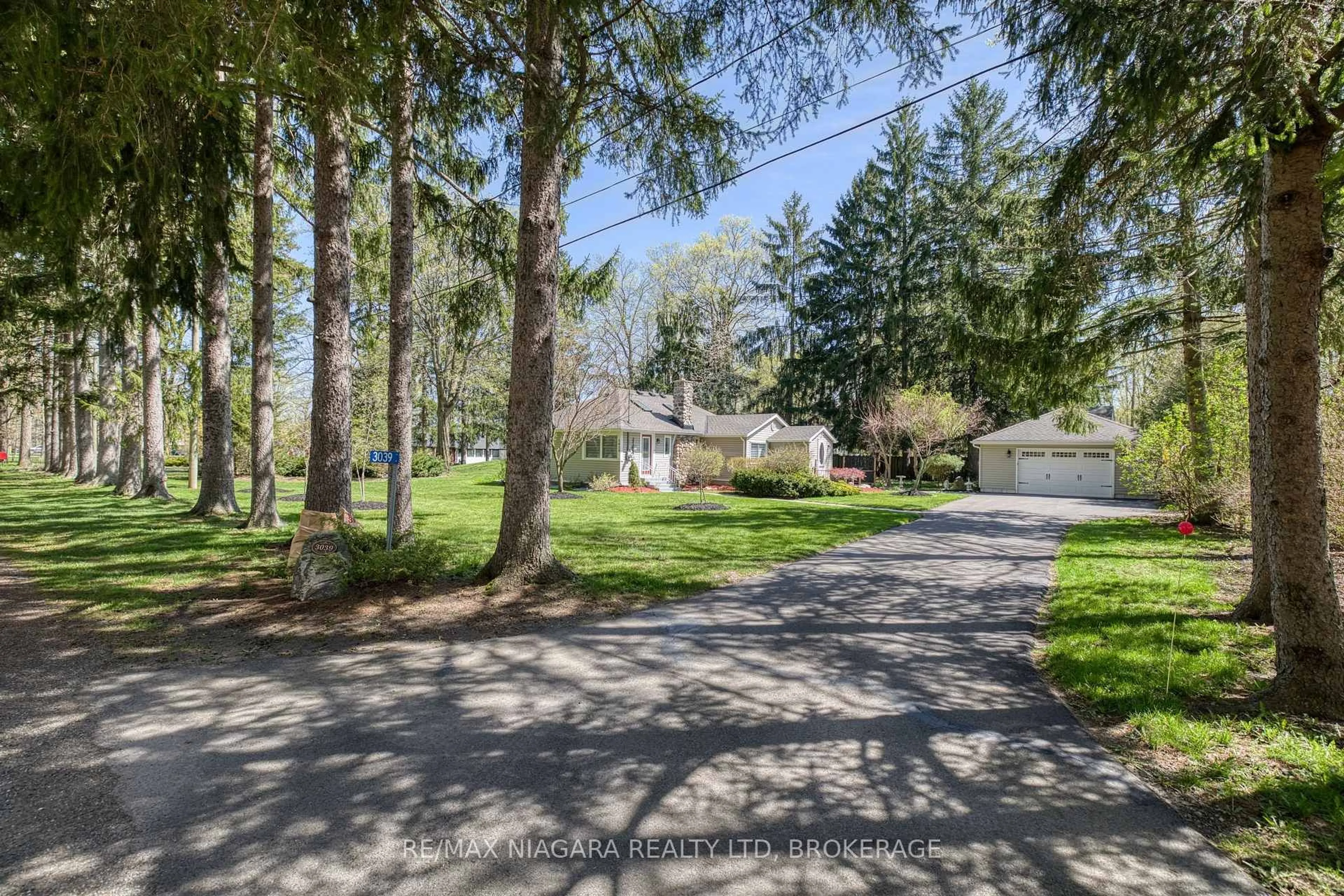 A pic from outside/outdoor area/front of a property/back of a property/a pic from drone, street for 3039 Shawnee Tr, Fort Erie Ontario L0S 1N0