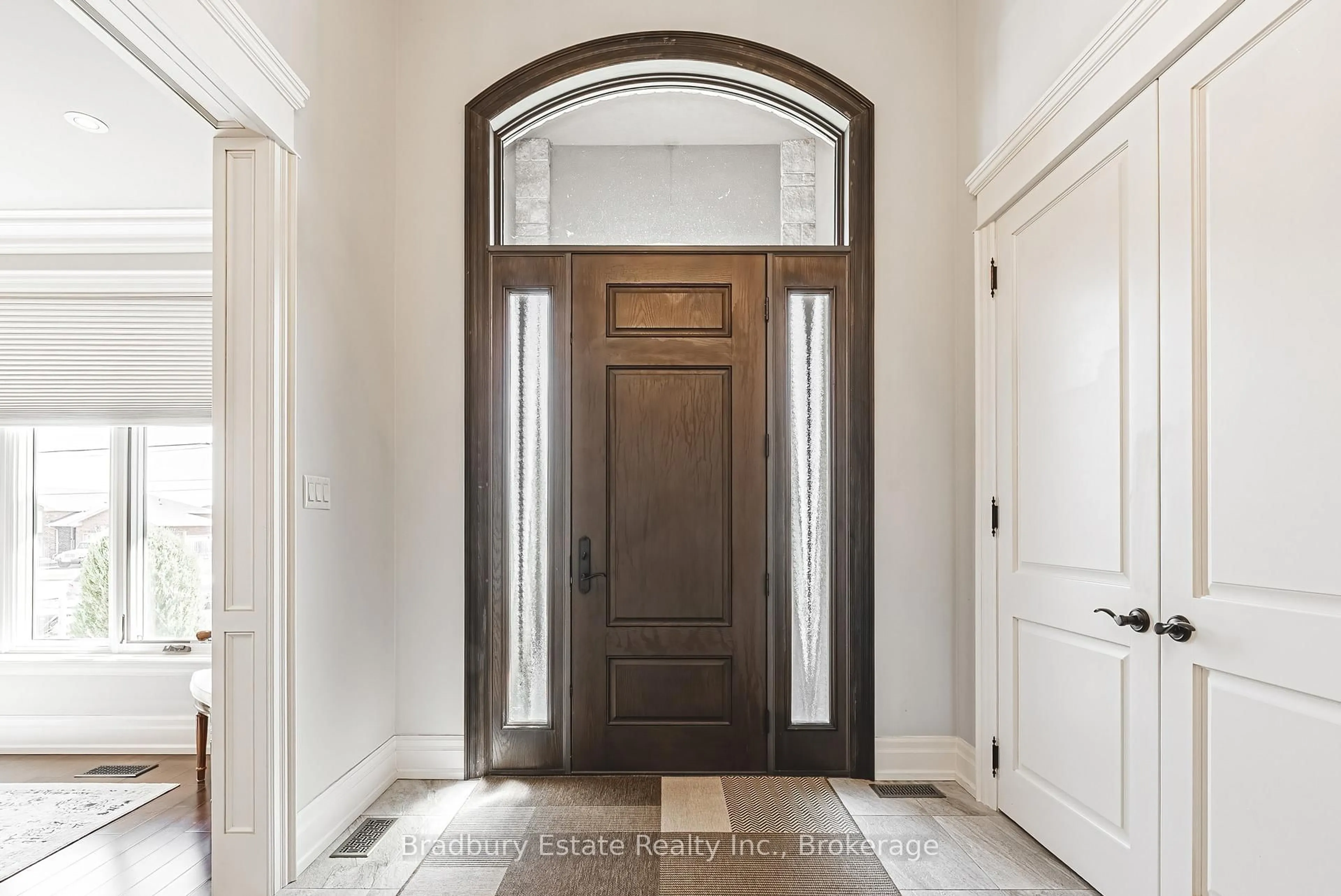 Indoor entryway for 221 Glover Rd, Hamilton Ontario L8E 5H6