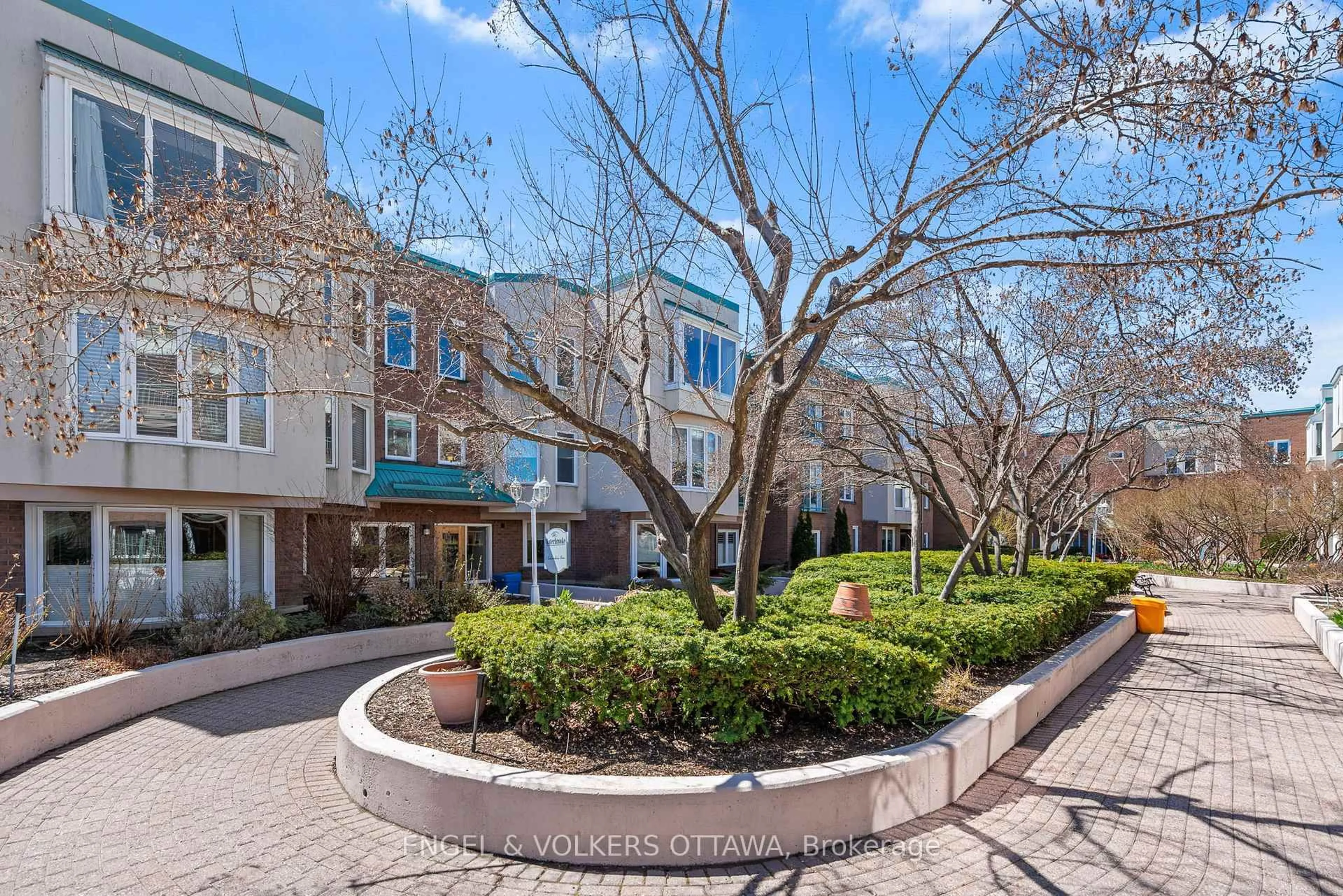 Patio, street for 1 Columbus Ave #403D, Ottawa Ontario K1K 4L1