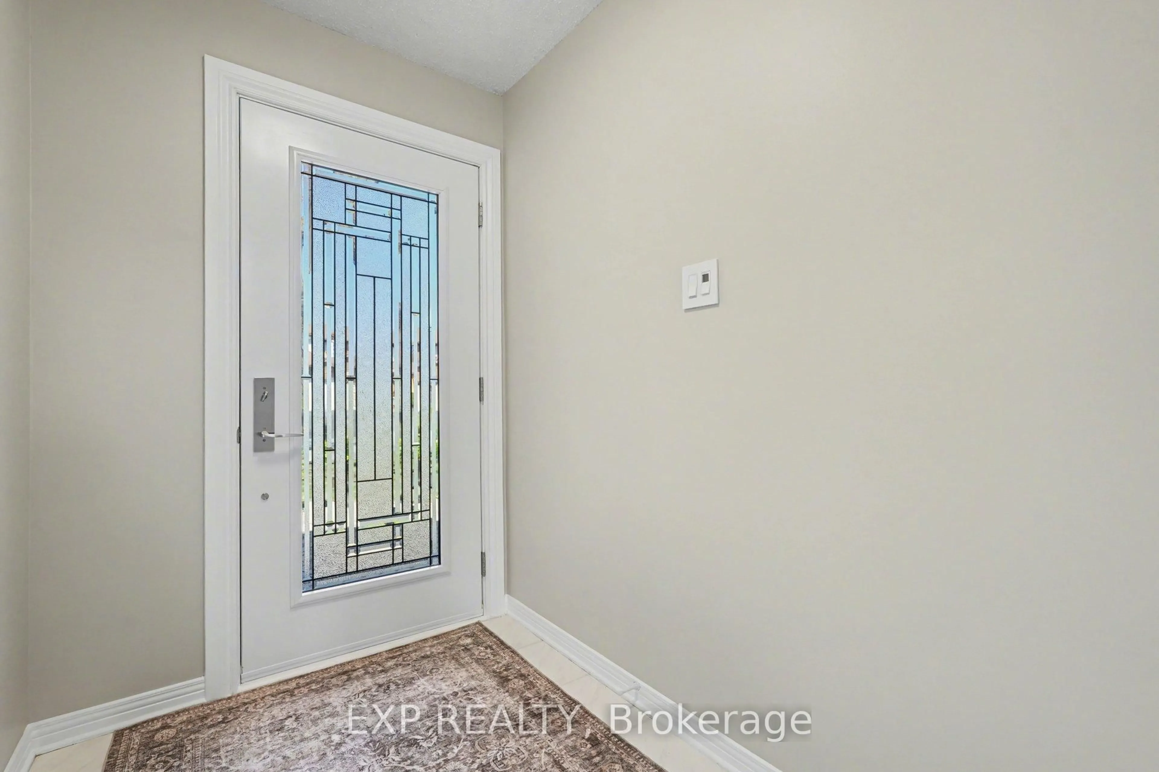 Indoor entryway for 865 Acadian Gdns, Ottawa Ontario K1C 2V7