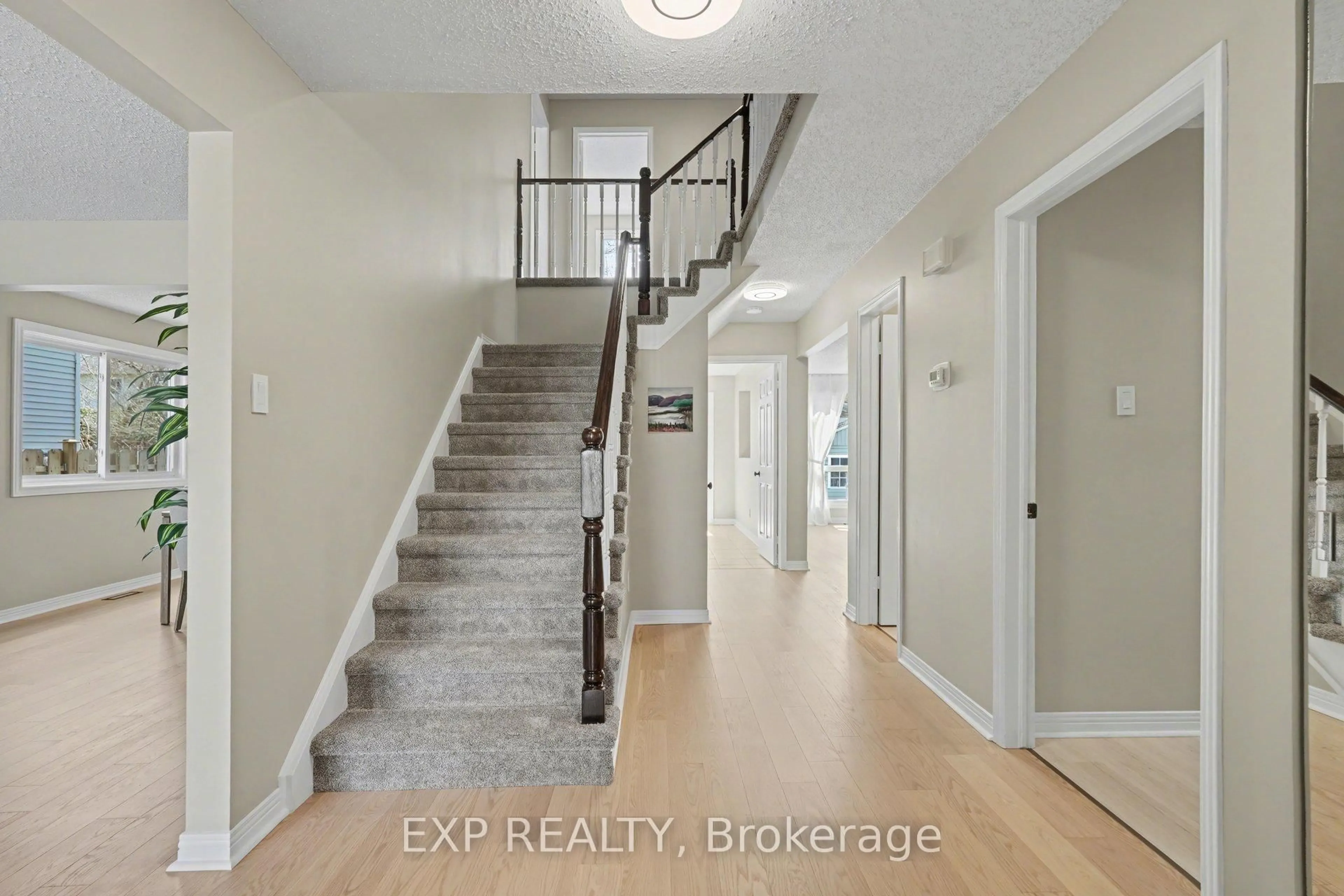 Indoor entryway for 865 Acadian Gdns, Ottawa Ontario K1C 2V7